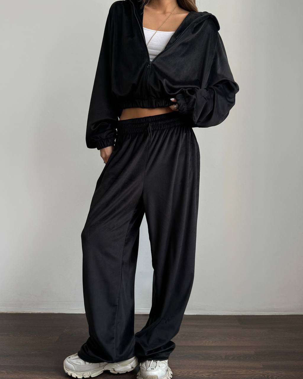 Juodas veliūrinis laisvalaikio komplektas „Black Velvet Comfort Set“