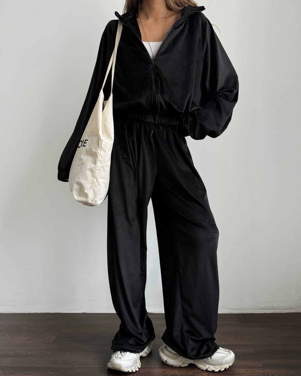 Juodas veliūrinis laisvalaikio komplektas „Black Velvet Comfort Set“