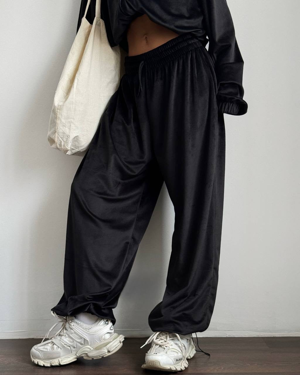 Juodas veliūrinis laisvalaikio komplektas „Black Velvet Comfort Set“