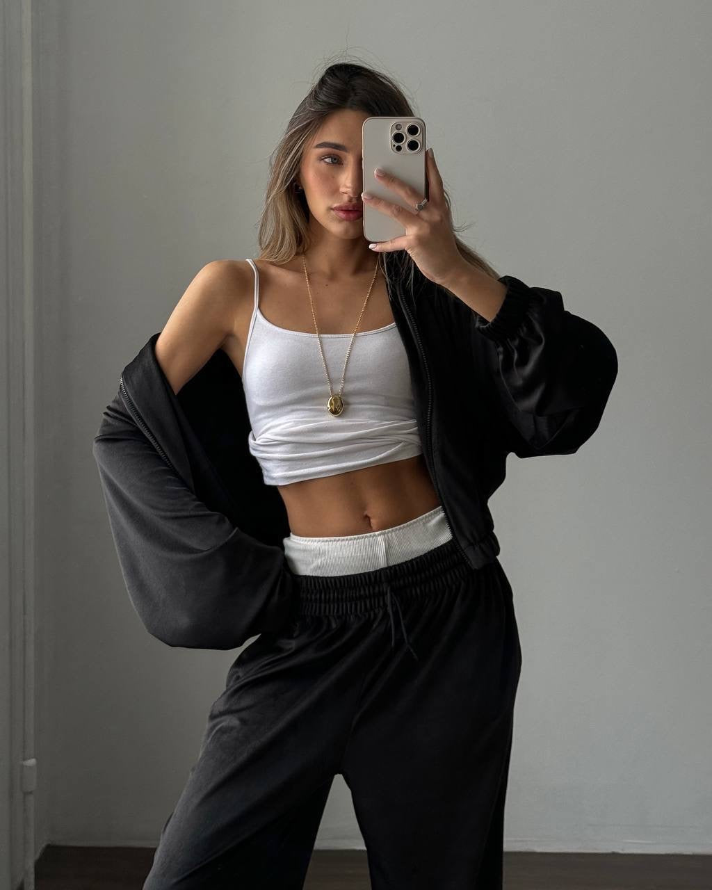 Juodas veliūrinis laisvalaikio komplektas „Black Velvet Comfort Set“