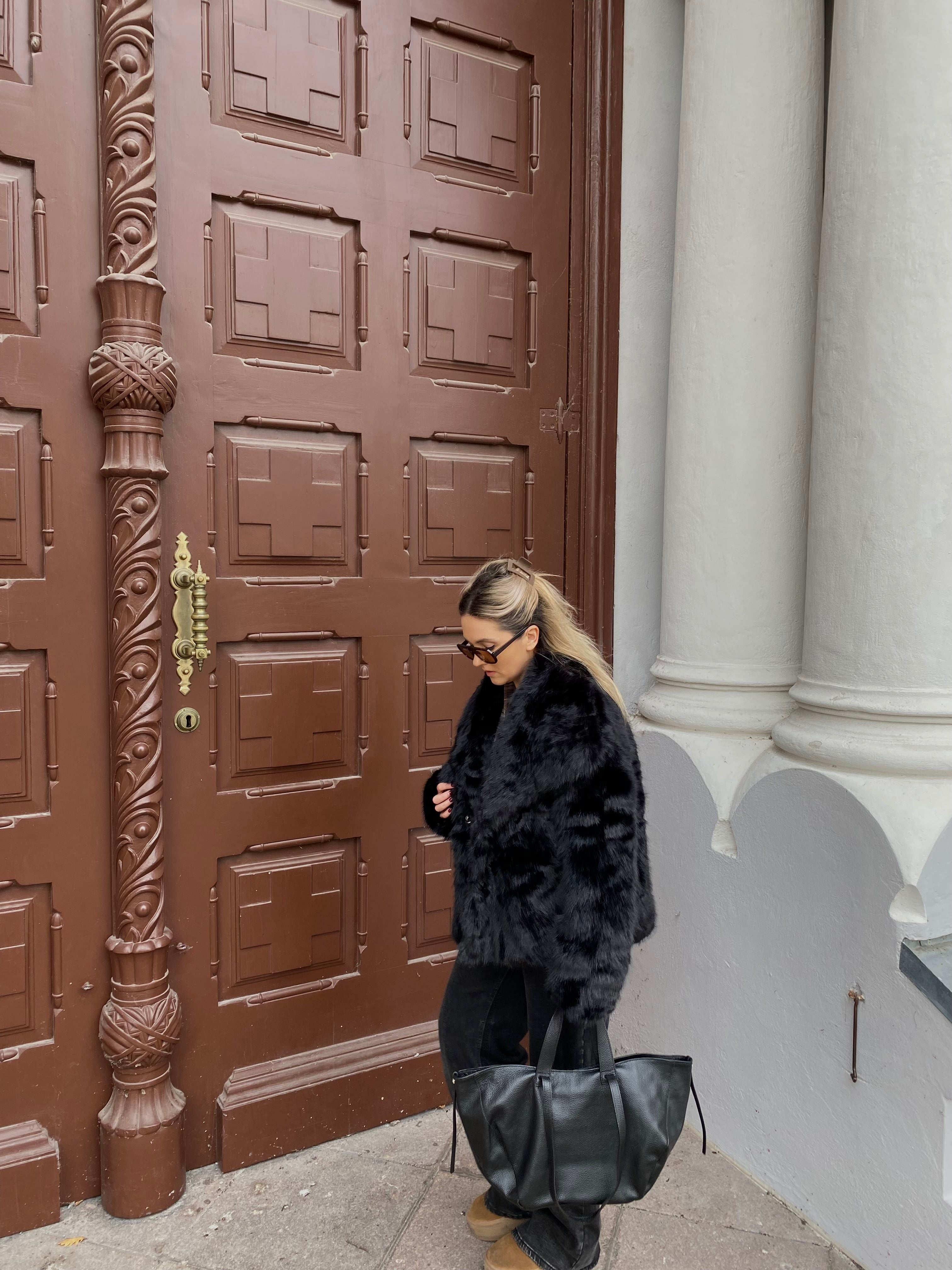 Juodi dirbtiniai oversize kailiniai “Black Glam Oversize”