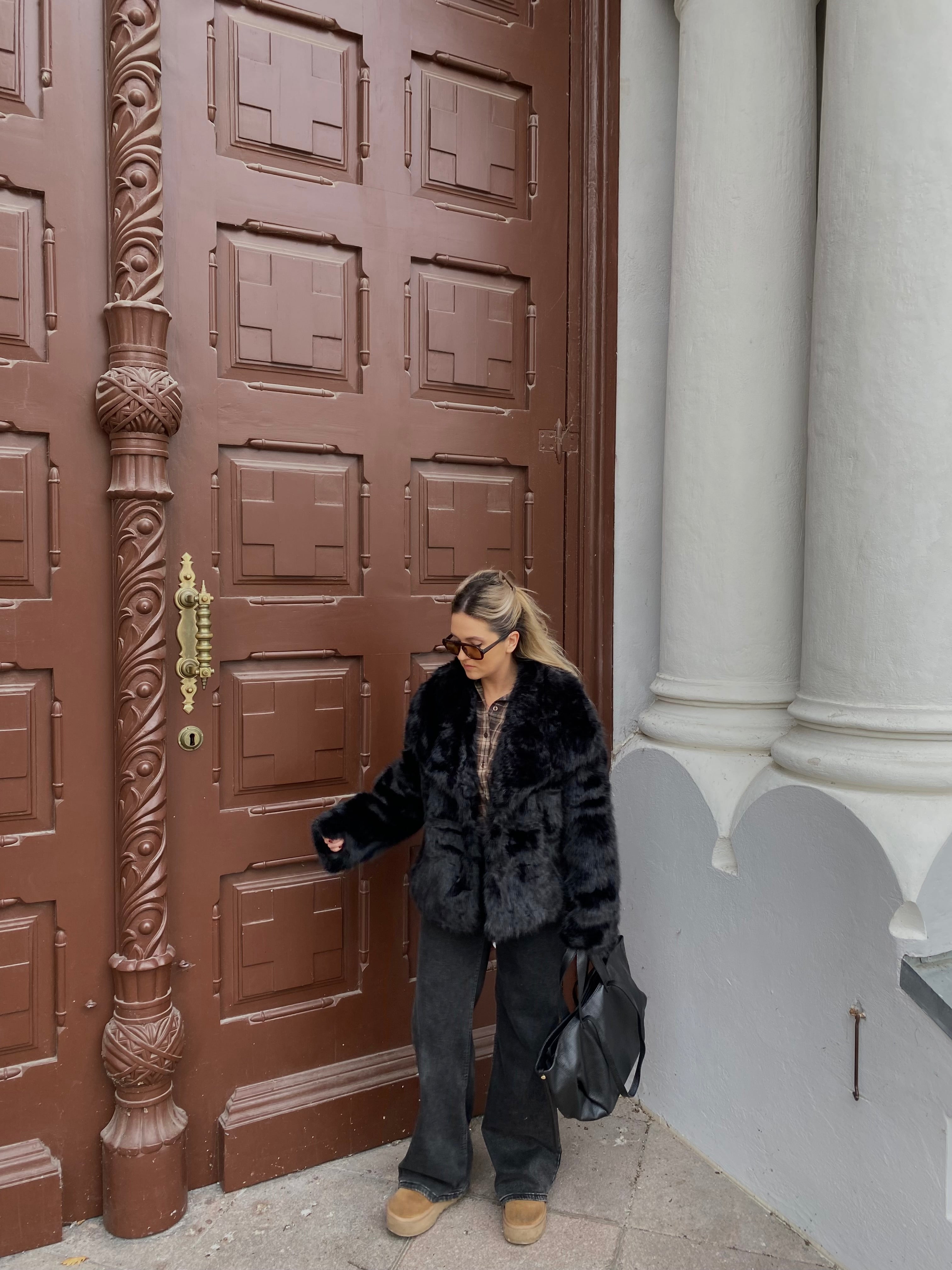 Juodi dirbtiniai oversize kailiniai “Black Glam Oversize”