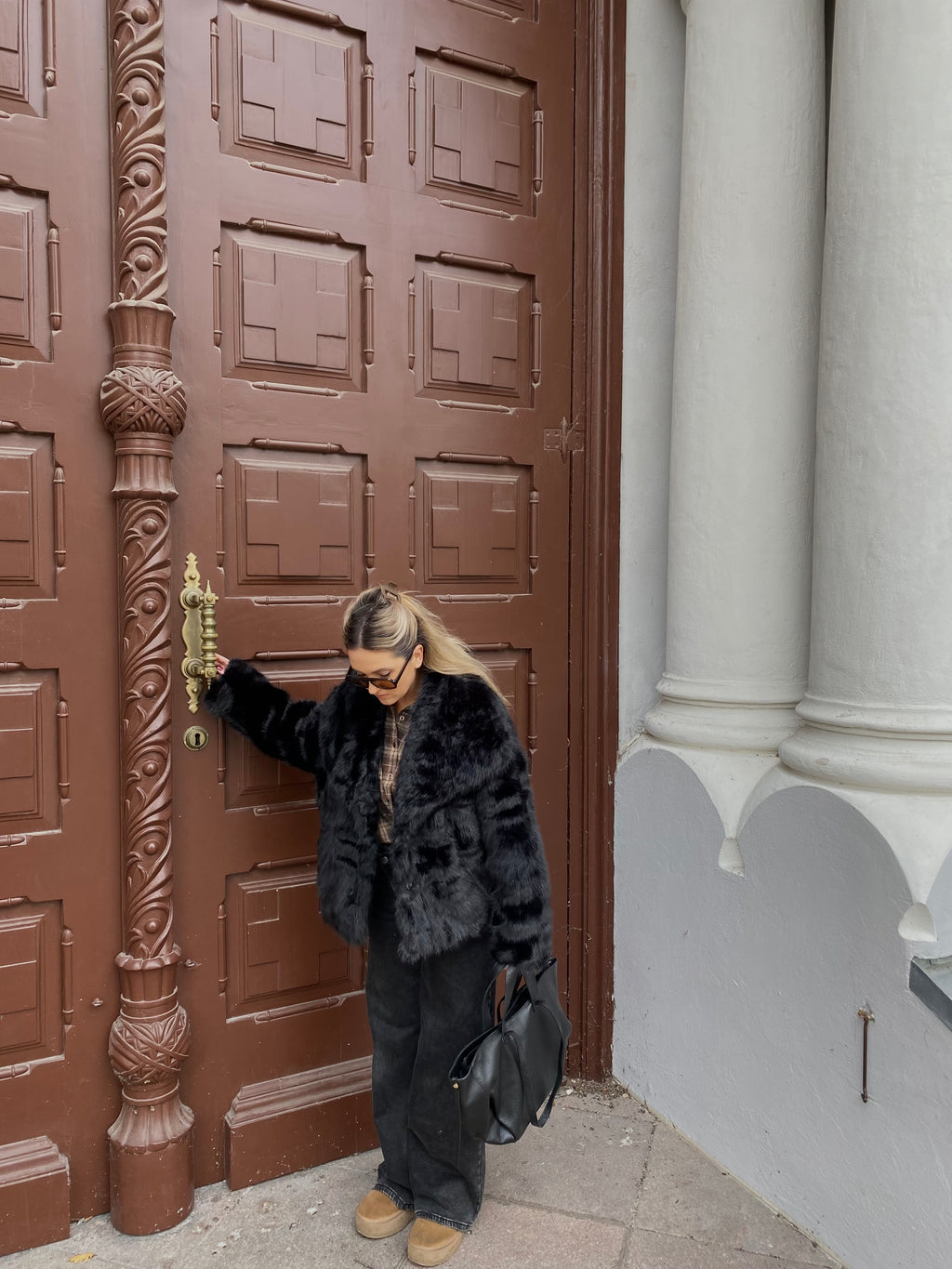 Juodi dirbtiniai oversize kailiniai “Black Glam Oversize”