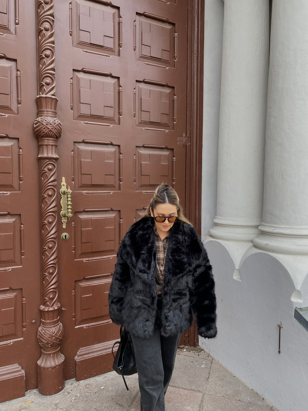 Juodi dirbtiniai oversize kailiniai “Black Glam Oversize”