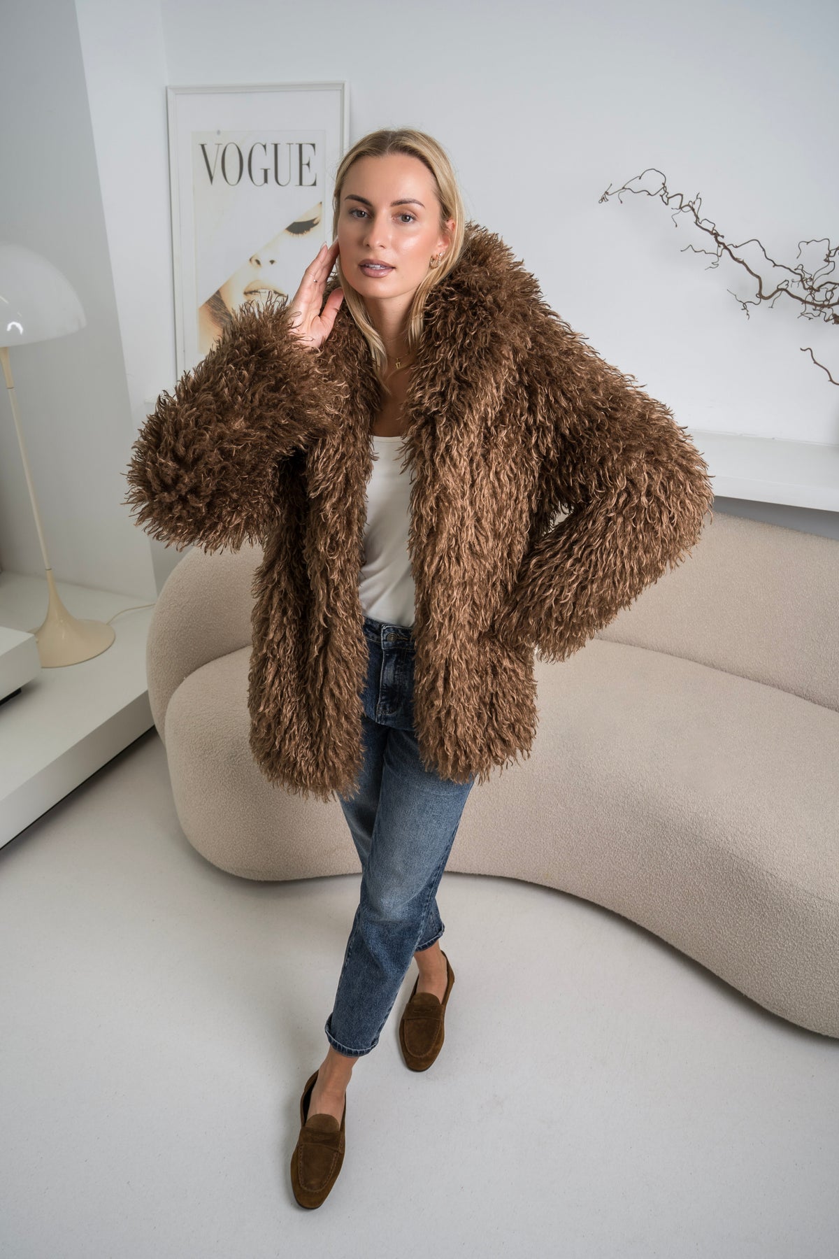 Dirbtinės lanos kailinukai su kapišonu rudos spalvos