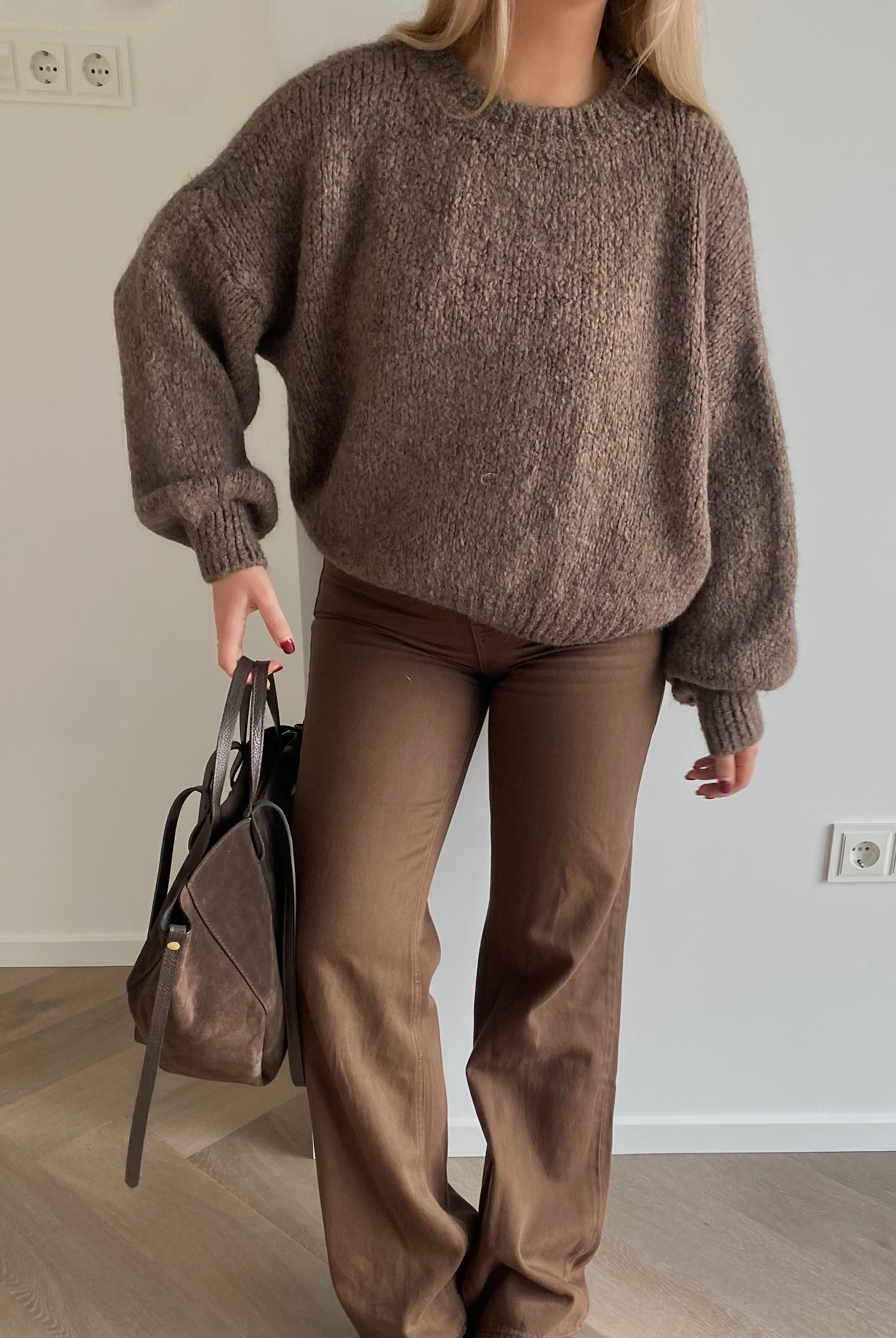 Kapučino spalvos megztinis oversize su lanos vilna “Cappuccino Wool Oversize Knit”