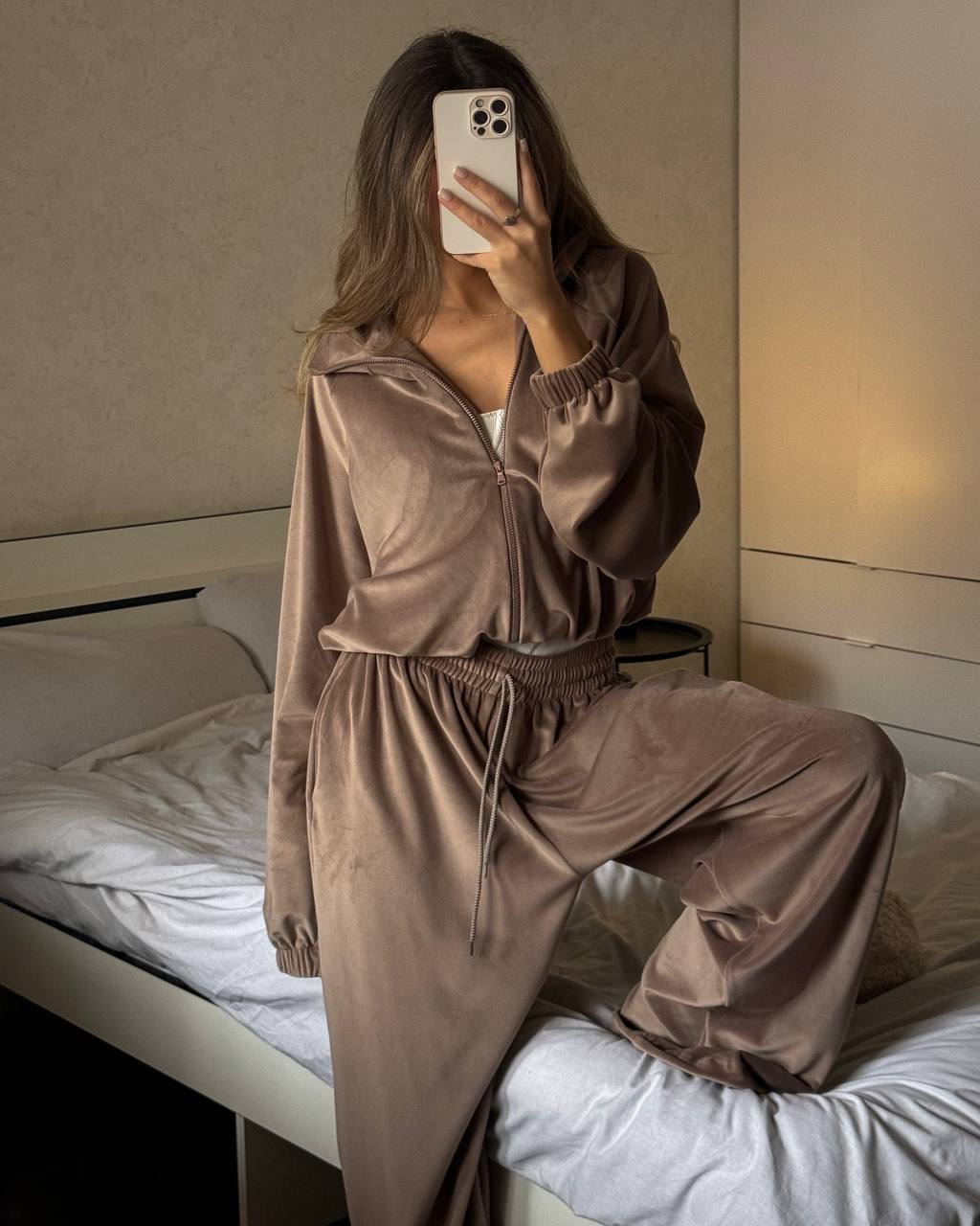 Karamelinis veliūrinis laisvalaikio komplektas „Caramel Velvet Comfort Set“