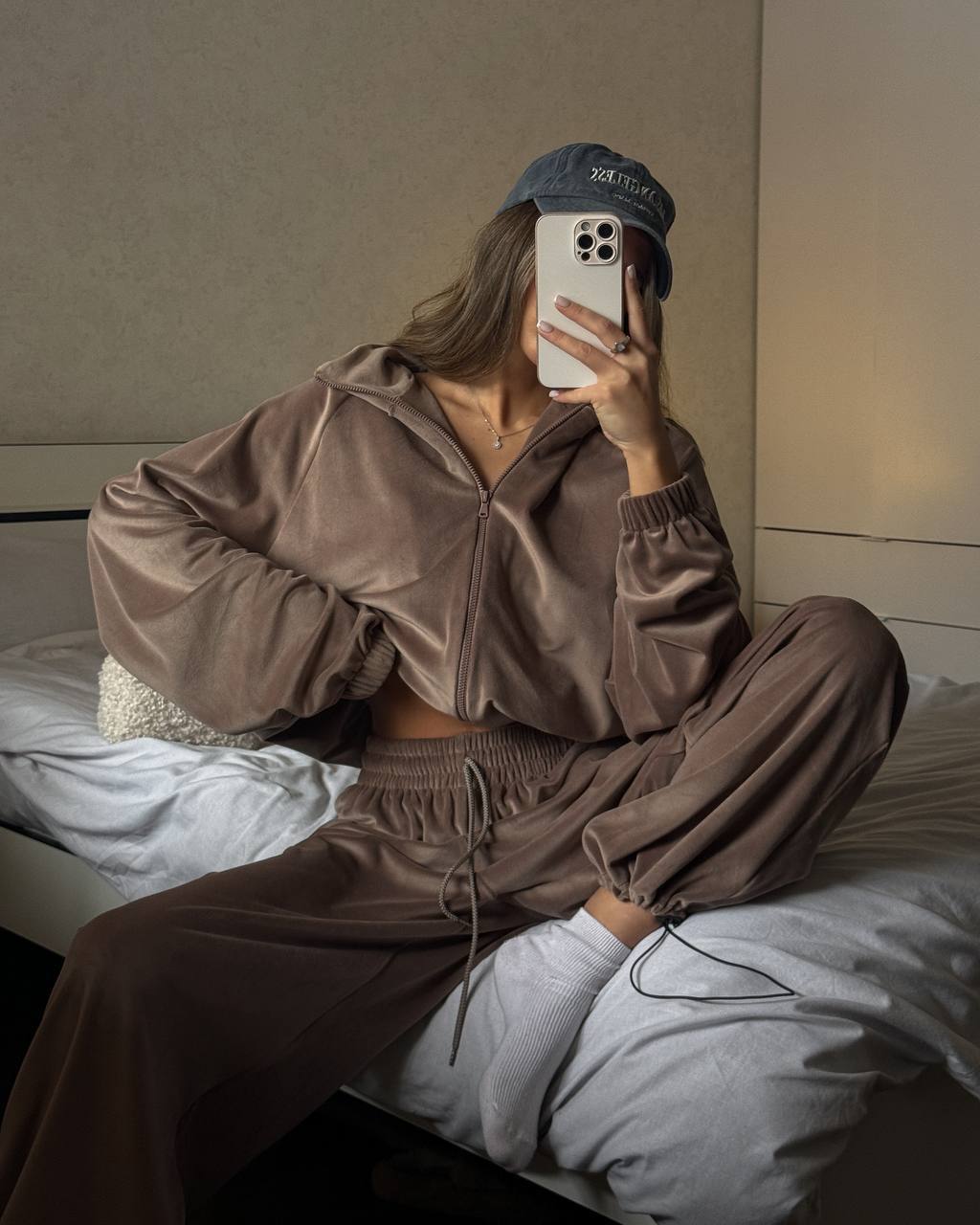 Karamelinis veliūrinis laisvalaikio komplektas „Caramel Velvet Comfort Set“