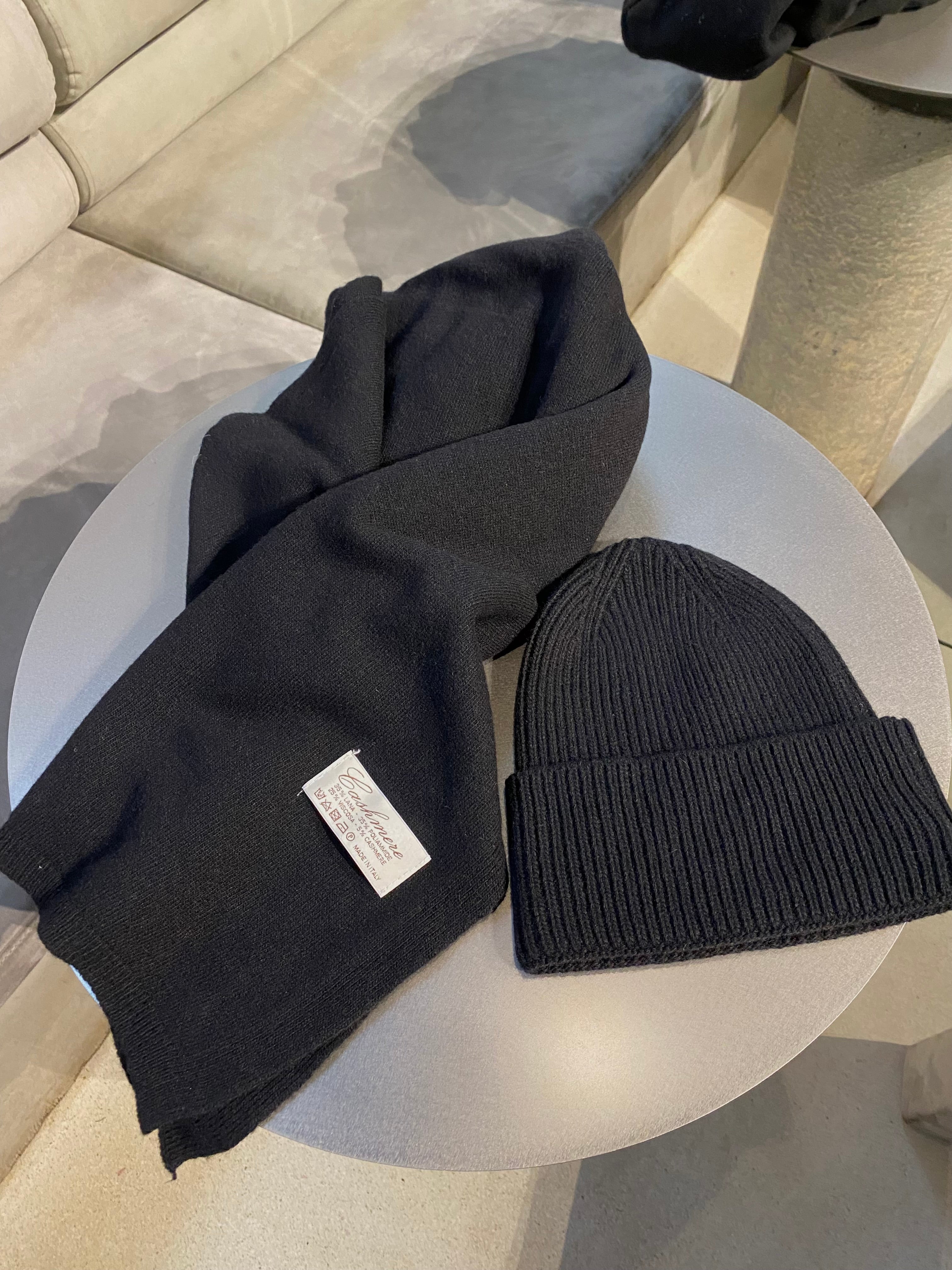 Juodas šaliko ir kepurės komplektas su kašmyru ir vilna (unisex) “Black Cashmere Wool Set”