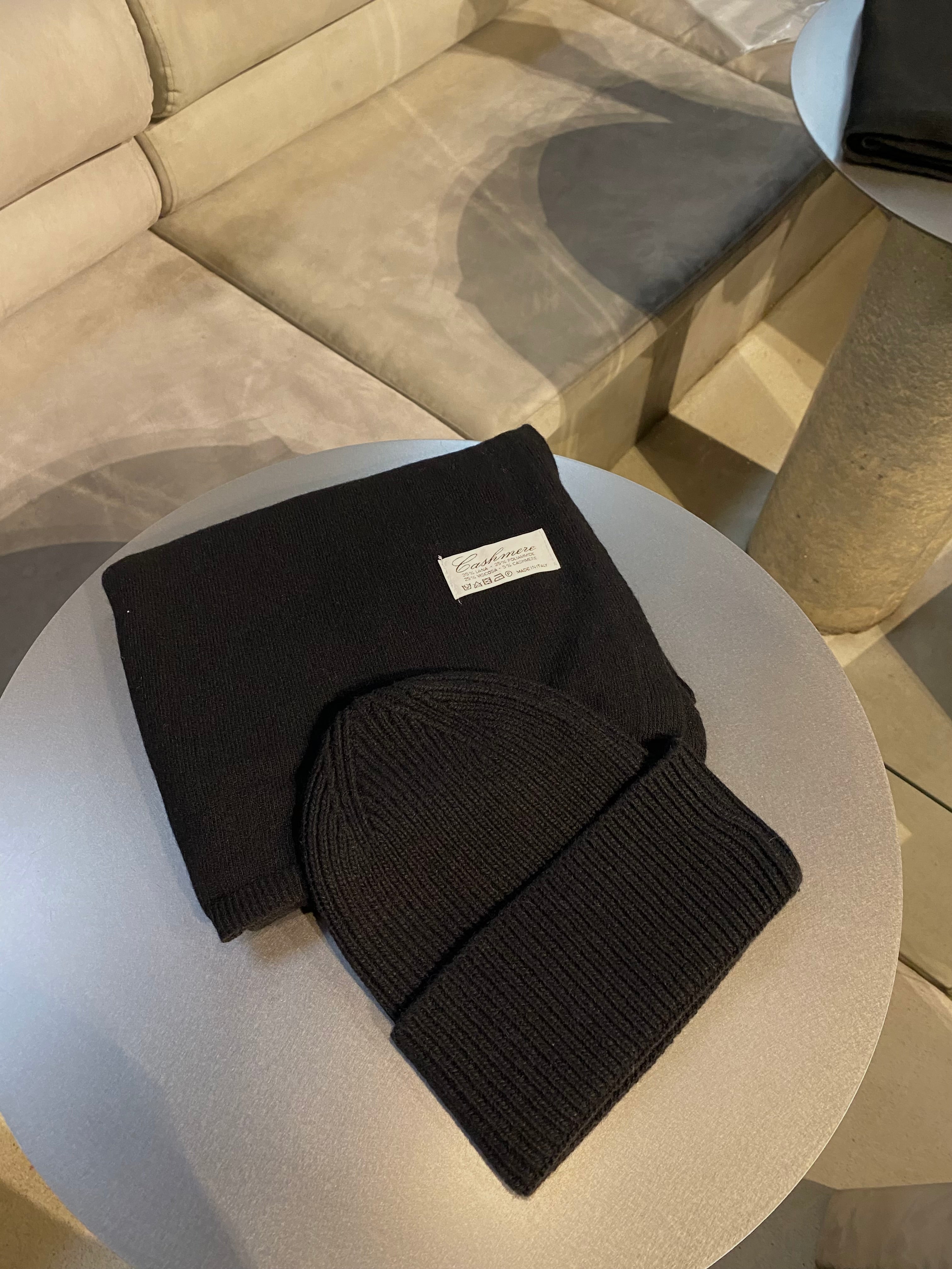 Juodas šaliko ir kepurės komplektas su kašmyru ir vilna (unisex) “Black Cashmere Wool Set”
