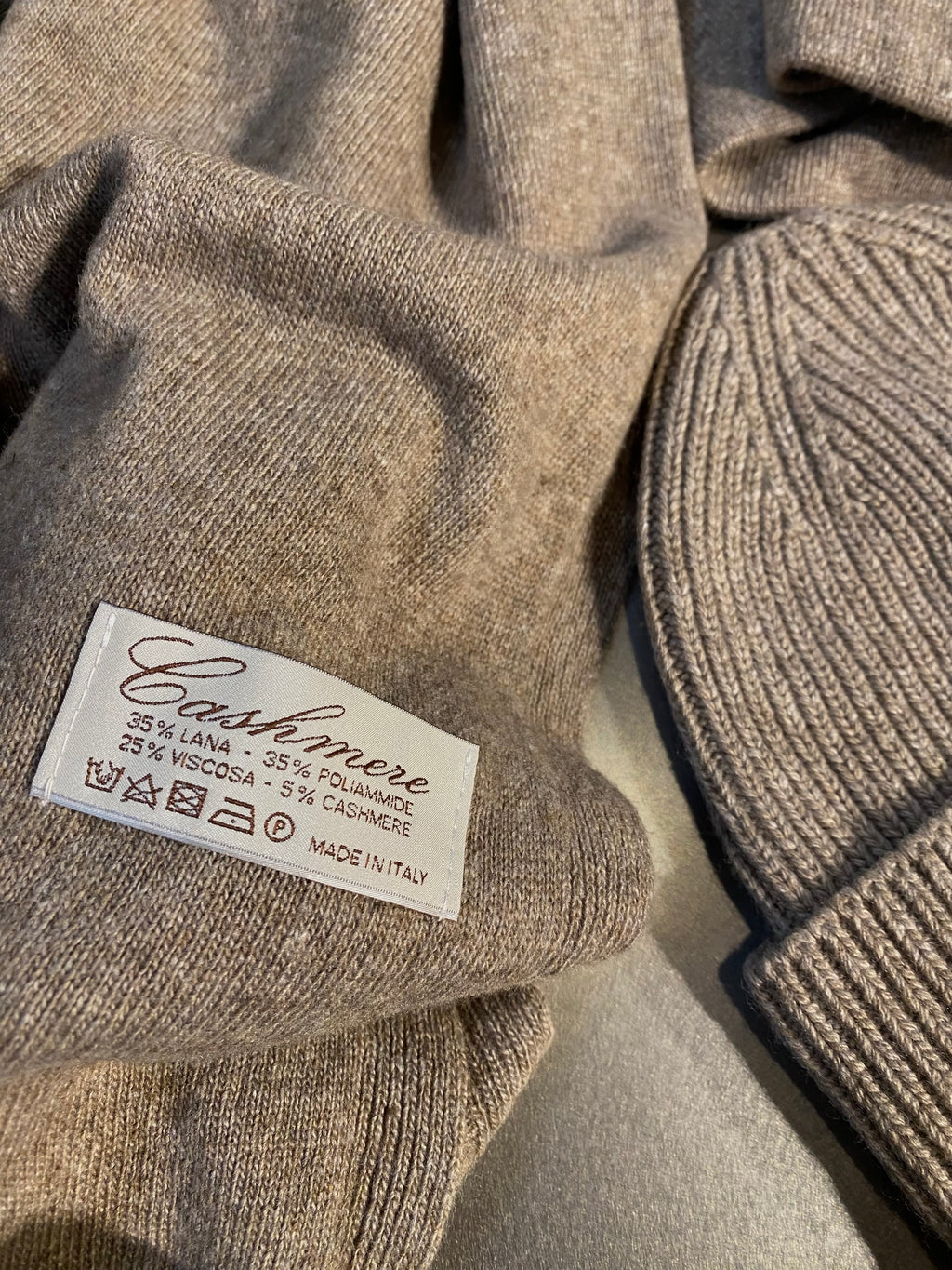 Kapučino spalvos šaliko ir kepurės komplektas su kašmyru ir vilna (unisex) “Cappuccino Cashmere Wool Set”
