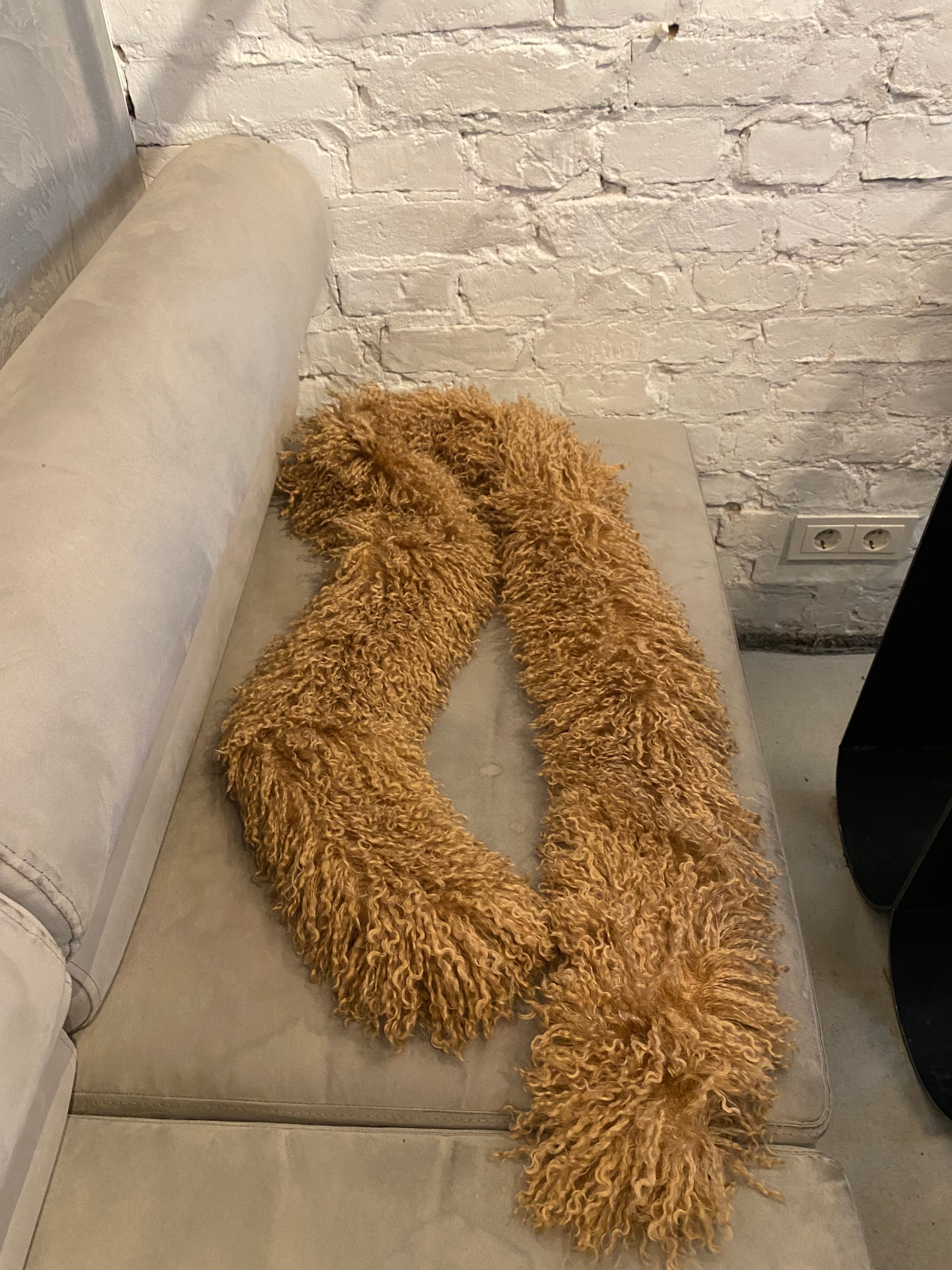 Kreminis–smėlio lamos dirbtinio kailio šalikas “Cream Sand Lama Faux Fur Scarf 2m”