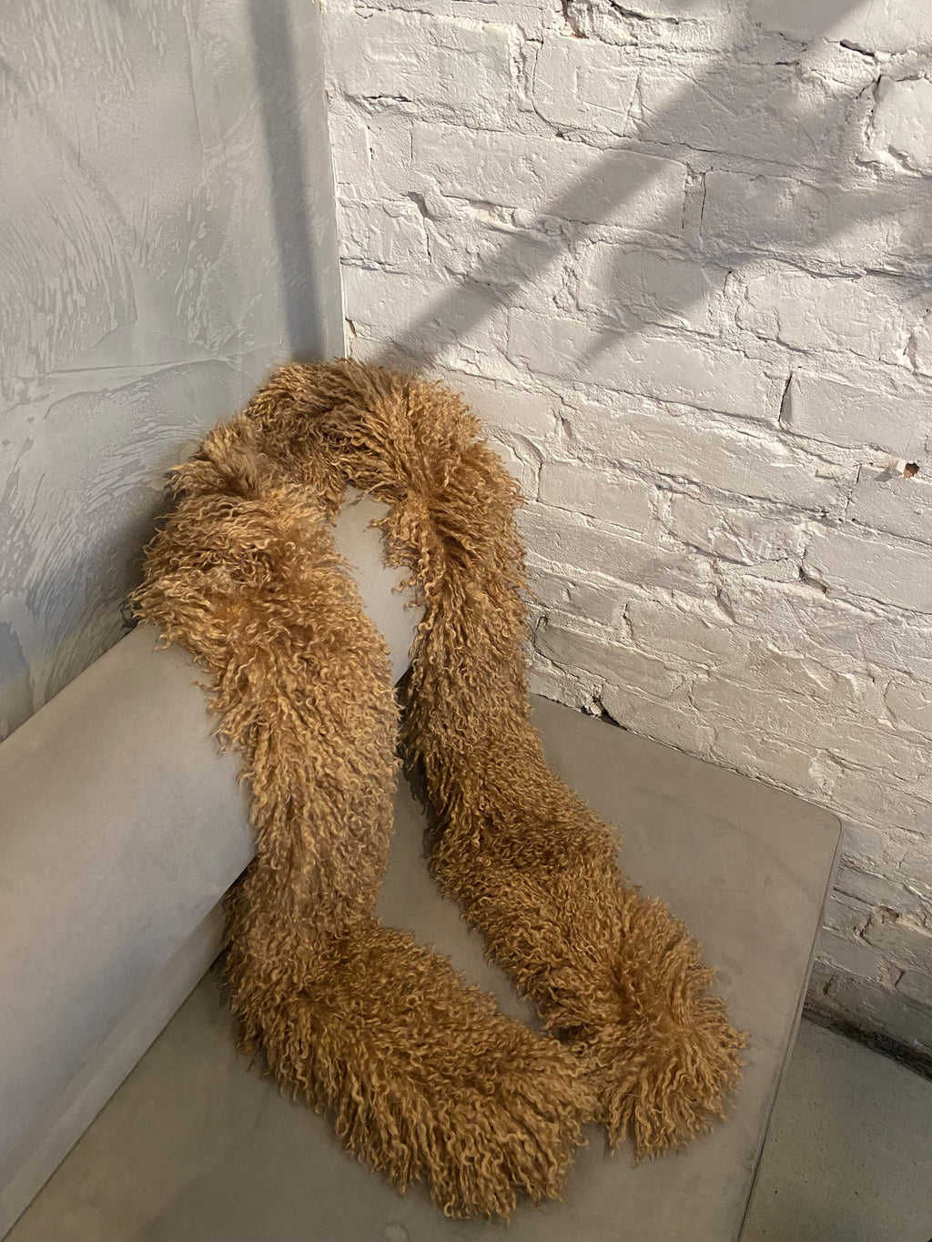 Kreminis–smėlio lamos dirbtinio kailio šalikas “Cream Sand Lama Faux Fur Scarf 2m”