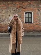 Kreminis–smėlio lamos dirbtinio kailio šalikas “Cream Sand Lama Faux Fur Scarf 2m”