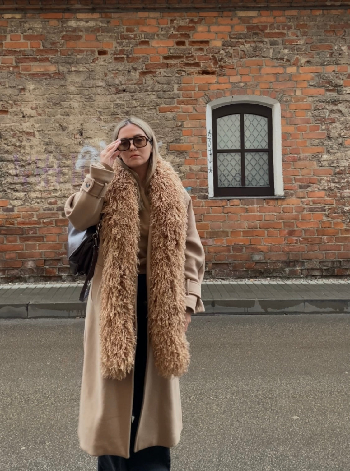 Kreminis–smėlio lamos dirbtinio kailio šalikas “Cream Sand Lama Faux Fur Scarf 2m”