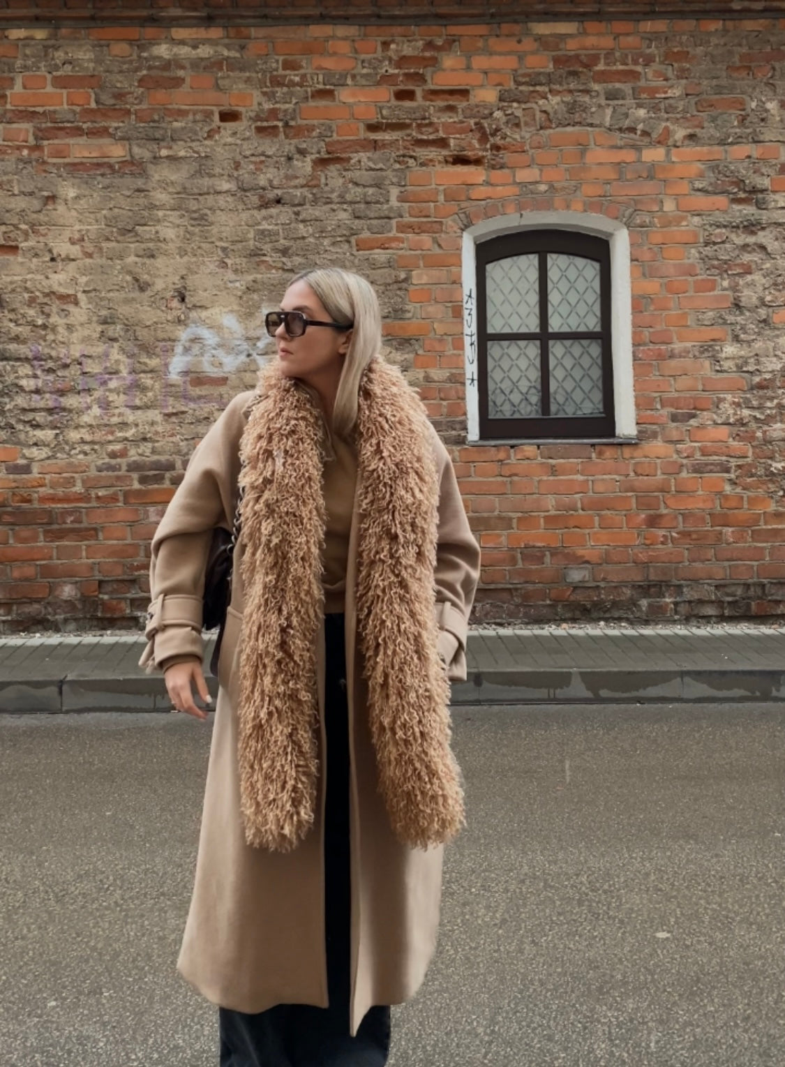 Kreminis–smėlio lamos dirbtinio kailio šalikas “Cream Sand Lama Faux Fur Scarf 2m”