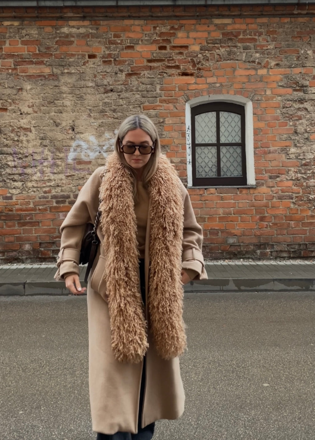 Kreminis–smėlio lamos dirbtinio kailio šalikas “Cream Sand Lama Faux Fur Scarf 2m”