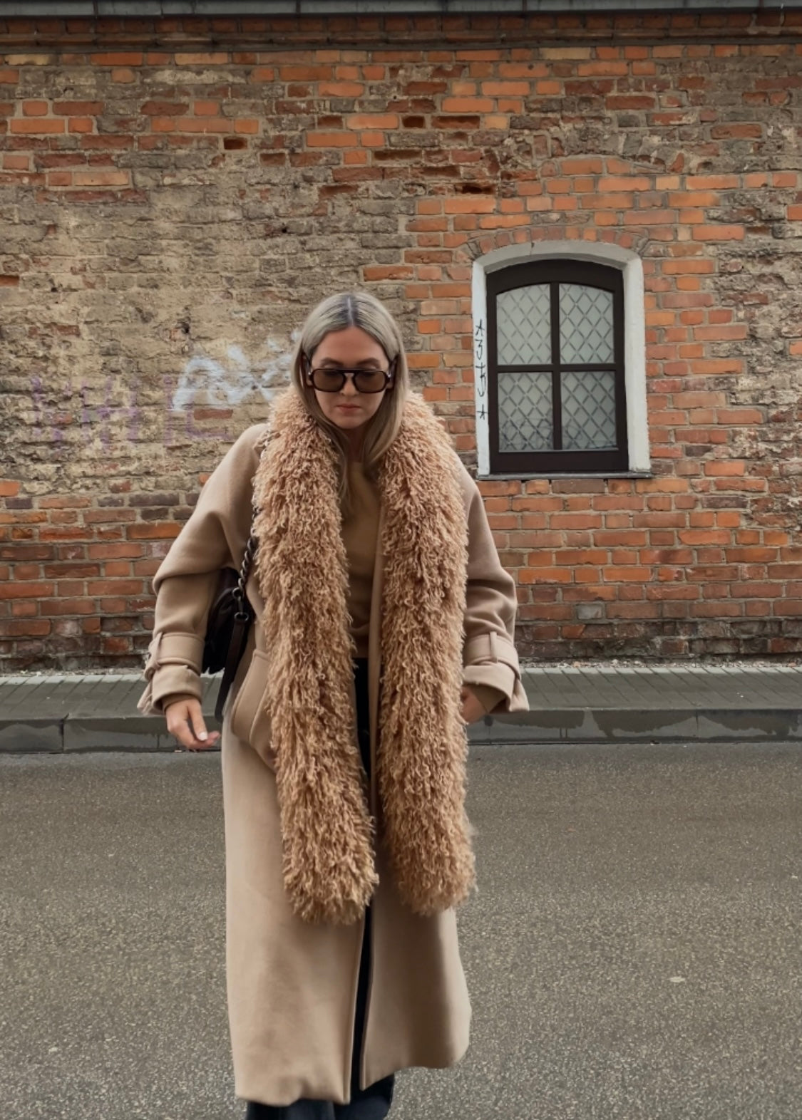 Kreminis–smėlio lamos dirbtinio kailio šalikas “Cream Sand Lama Faux Fur Scarf 2m”