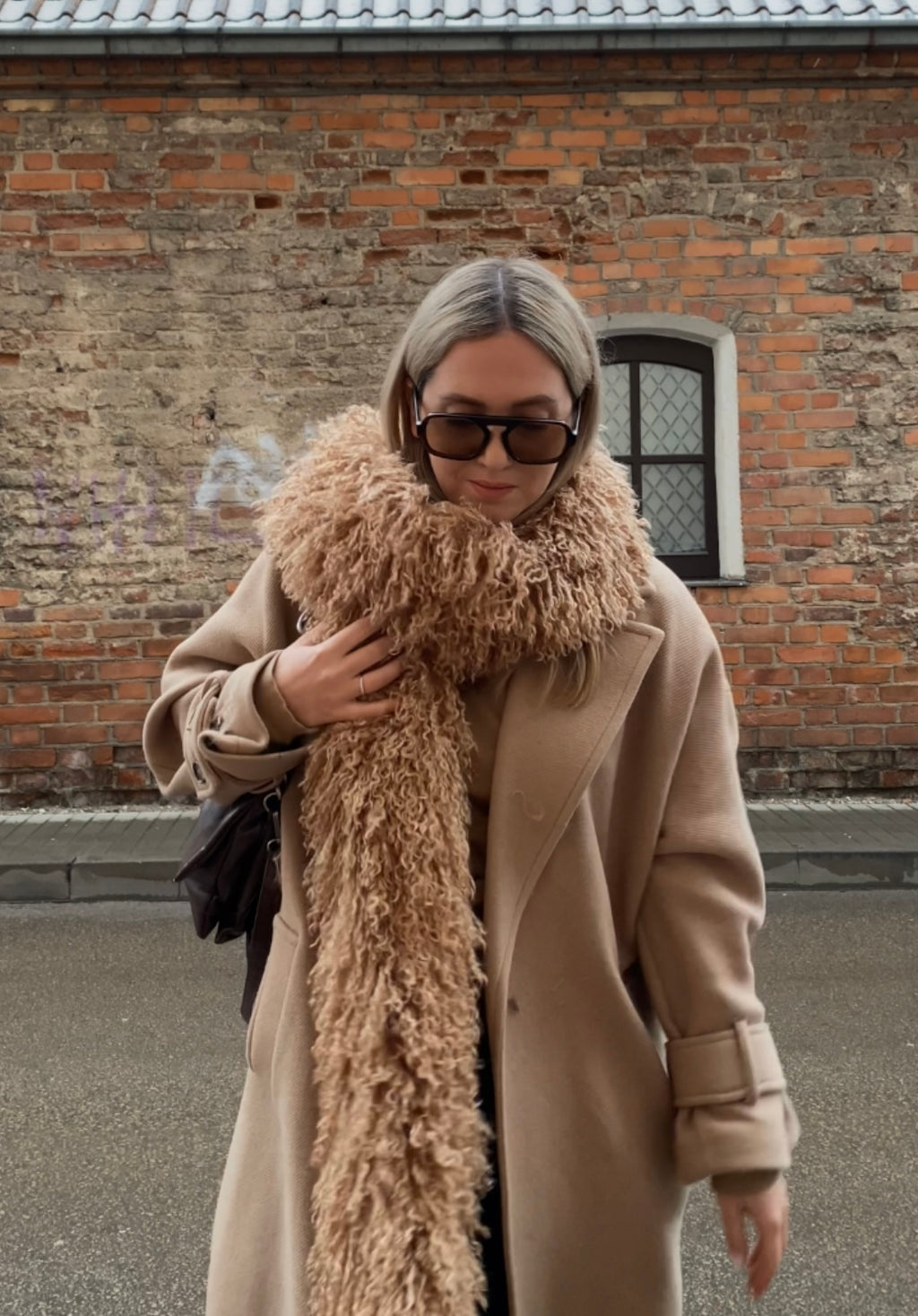 Kreminis–smėlio lamos dirbtinio kailio šalikas “Cream Sand Lama Faux Fur Scarf 2m”