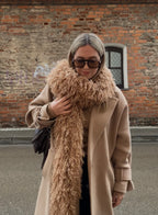 Kreminis–smėlio lamos dirbtinio kailio šalikas “Cream Sand Lama Faux Fur Scarf 2m”
