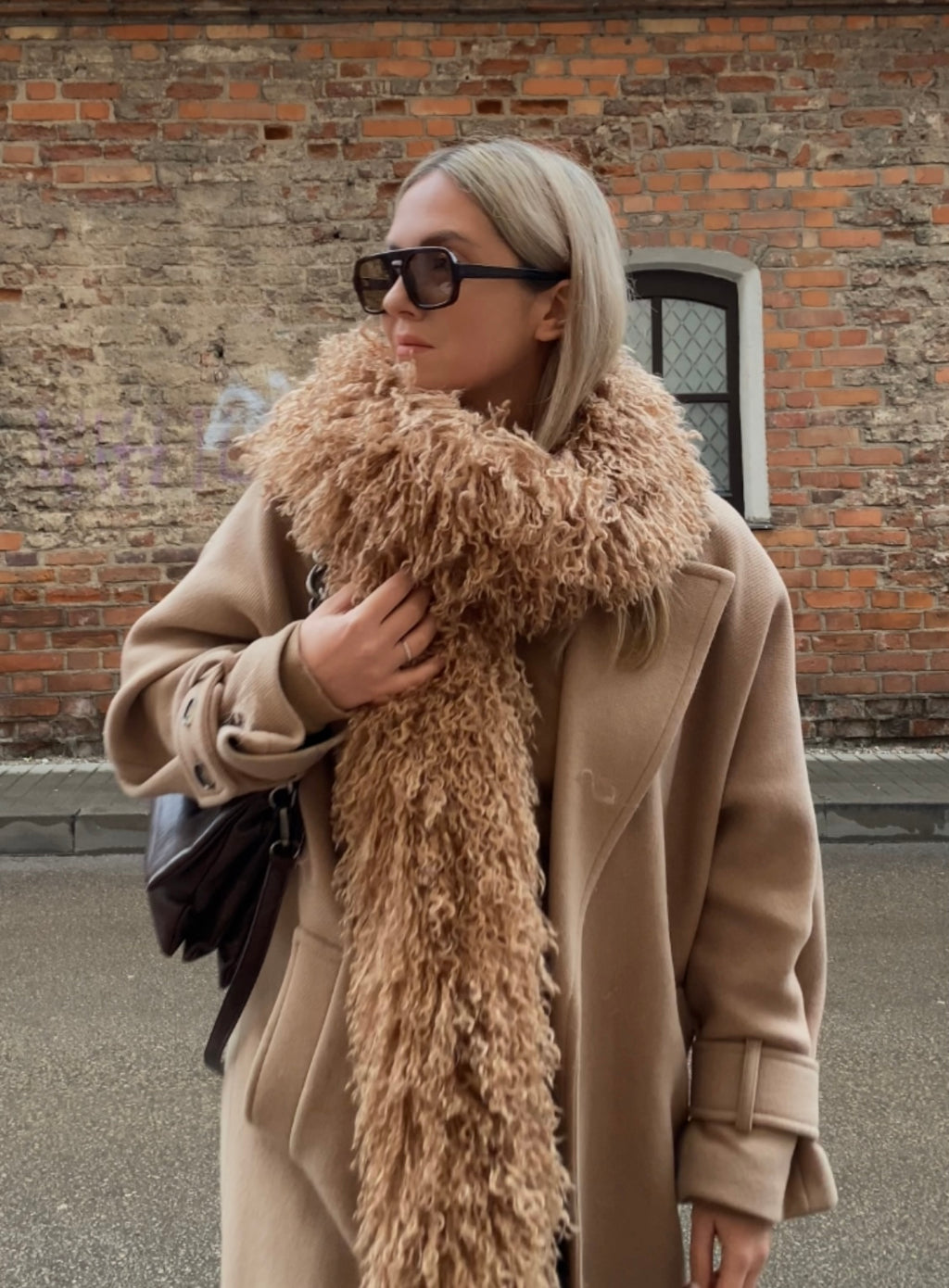 Kreminis–smėlio lamos dirbtinio kailio šalikas “Cream Sand Lama Faux Fur Scarf 2m”