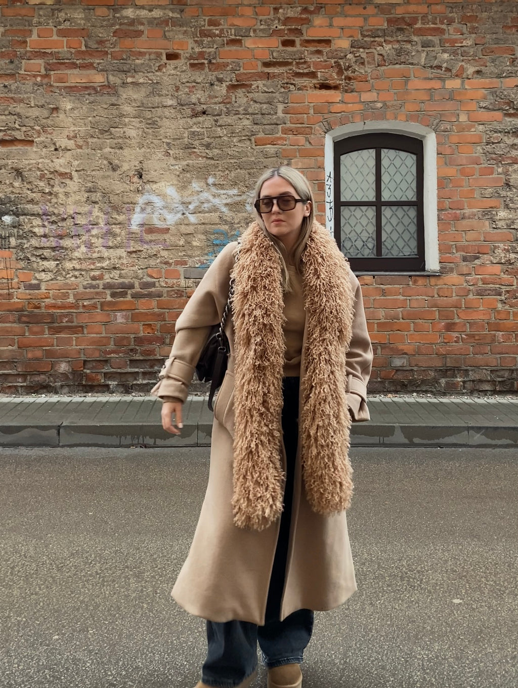 Kreminis–smėlio lamos dirbtinio kailio šalikas “Cream Sand Lama Faux Fur Scarf 2m”