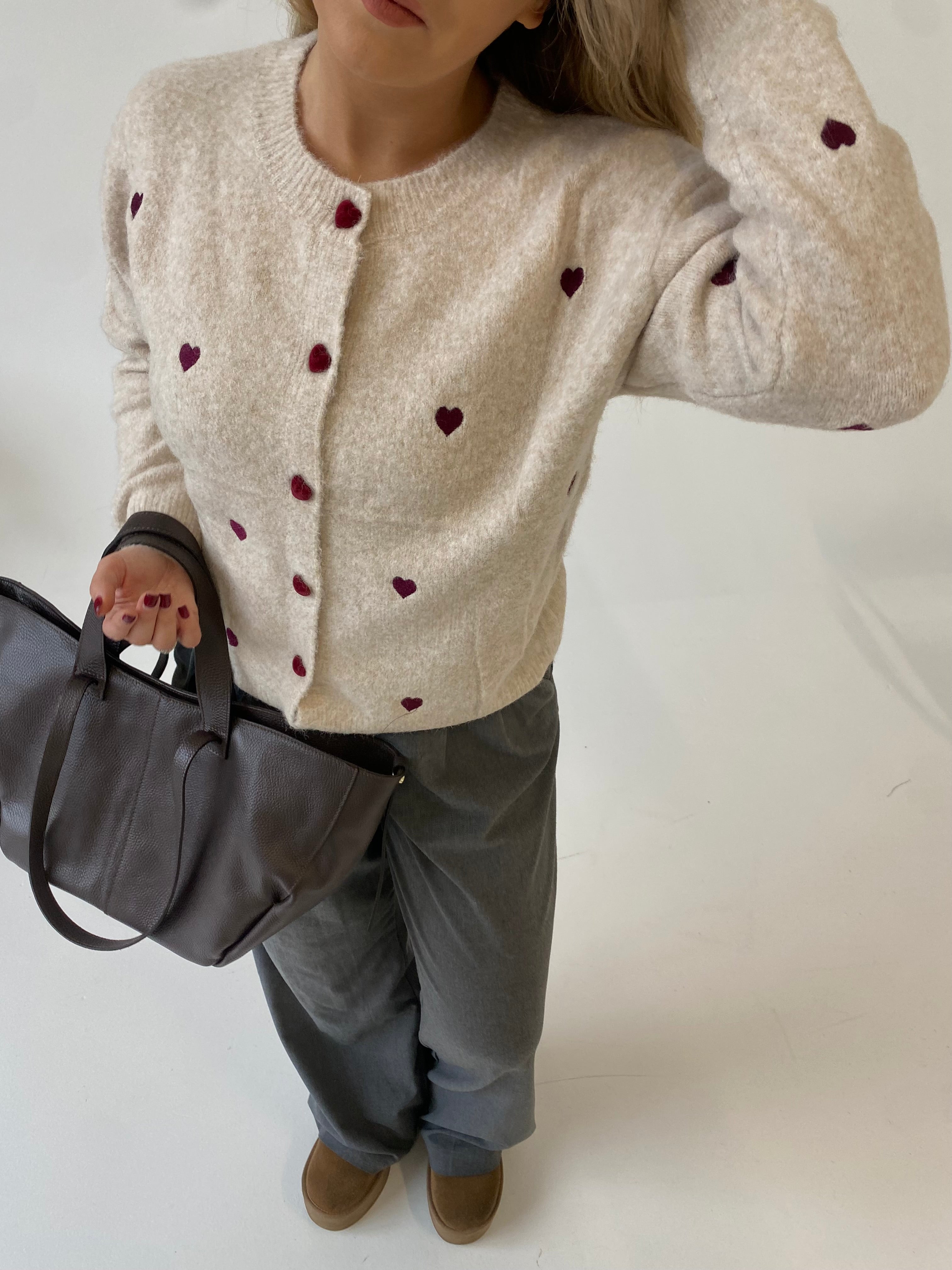 Kreminis jaukus susagstomas megztinis su širdelėmis “Warm Heart Cream”