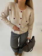 Kreminis jaukus susagstomas megztinis su širdelėmis “Warm Heart Cream”