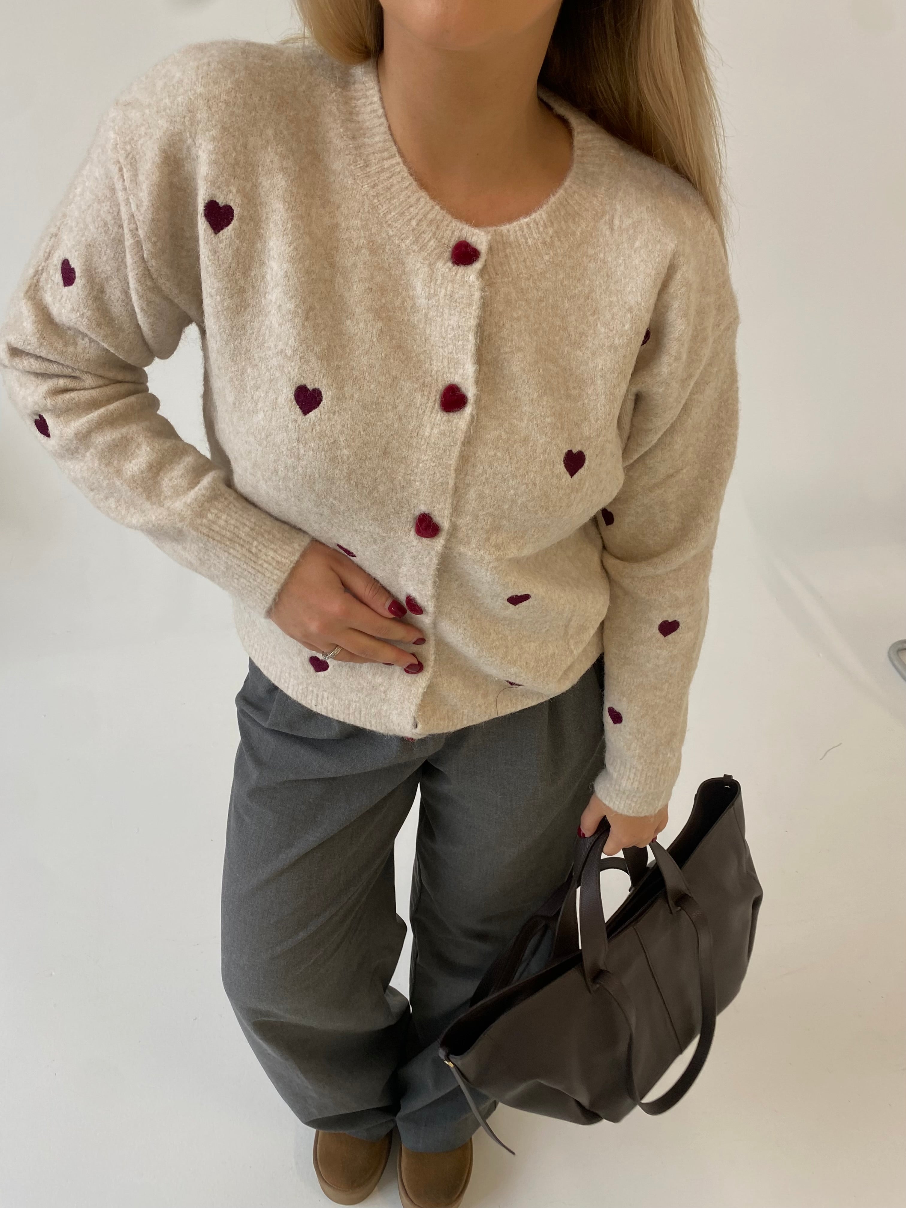 Kreminis jaukus susagstomas megztinis su širdelėmis “Warm Heart Cream”