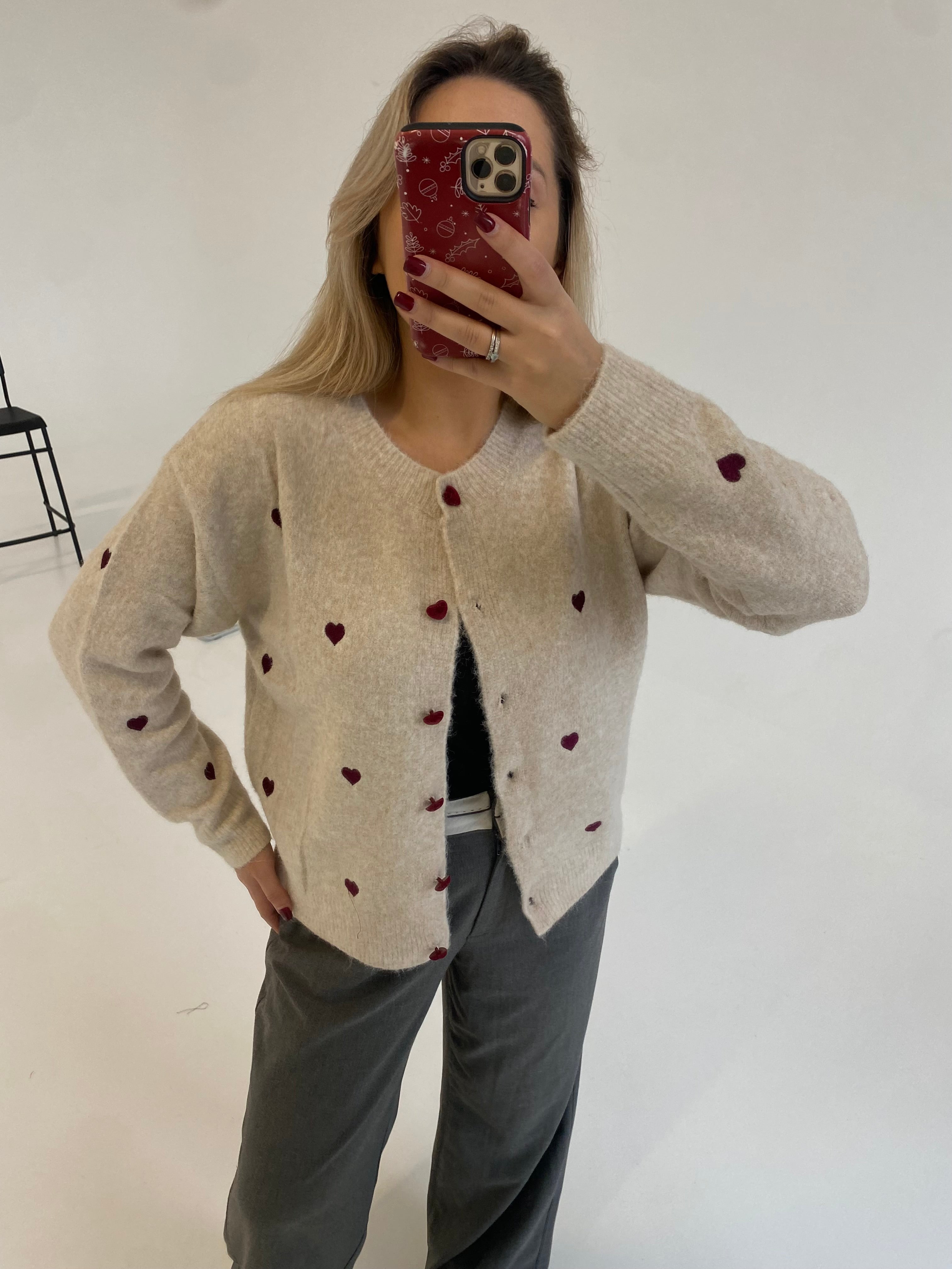 Kreminis jaukus susagstomas megztinis su širdelėmis “Warm Heart Cream”