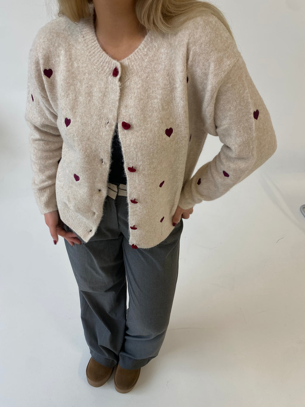 Kreminis jaukus susagstomas megztinis su širdelėmis “Warm Heart Cream”