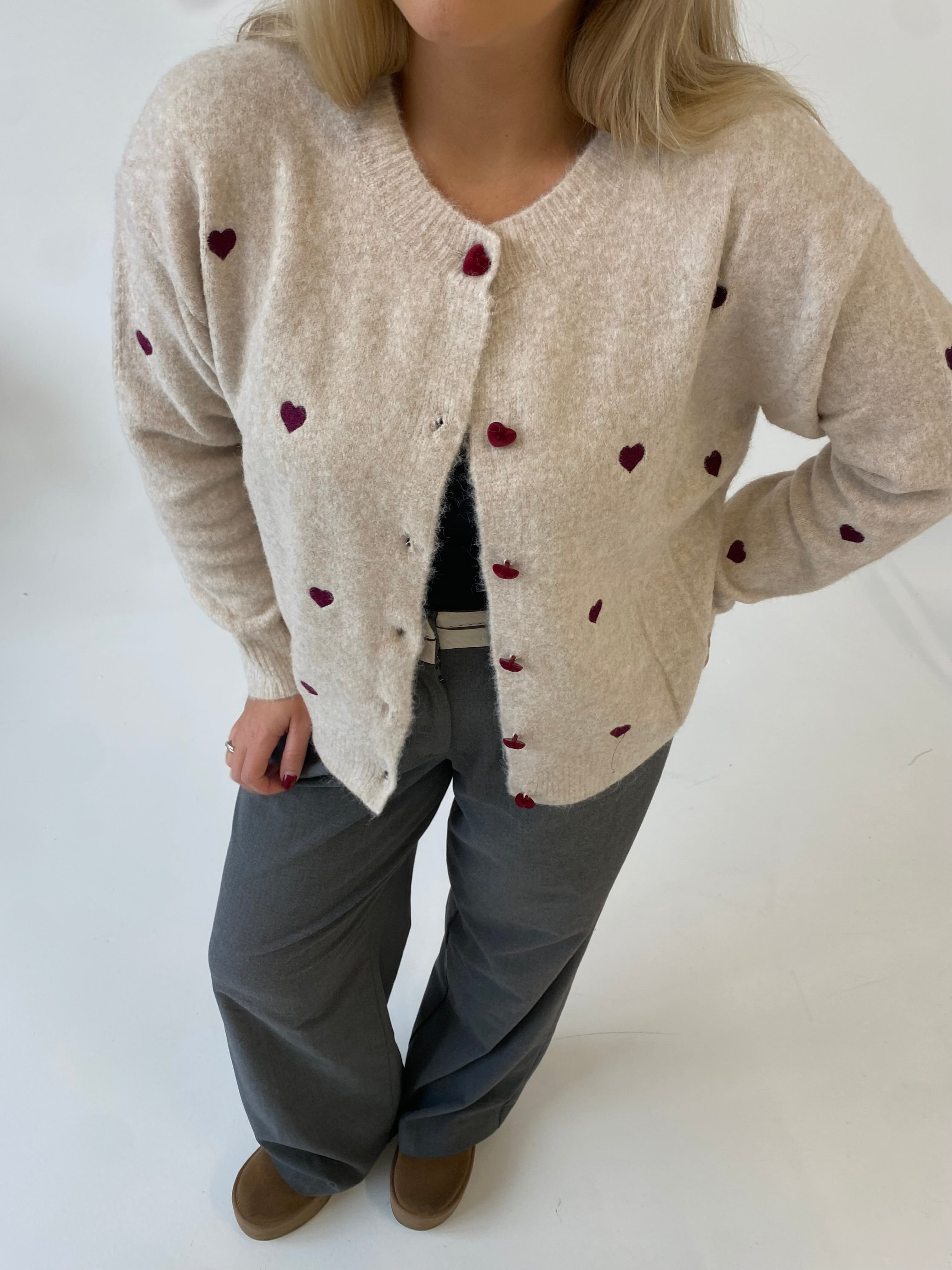 Kreminis jaukus susagstomas megztinis su širdelėmis “Warm Heart Cream”