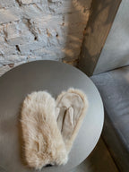 Smėlio spalvos dirbtinio kailio kumštinės pirštinės "Sand Cozy Faux Fur Mittens”