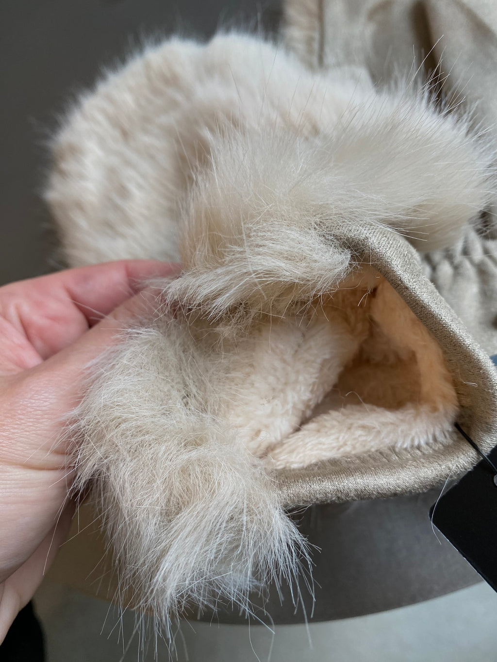 Smėlio spalvos dirbtinio kailio kumštinės pirštinės "Sand Cozy Faux Fur Mittens”