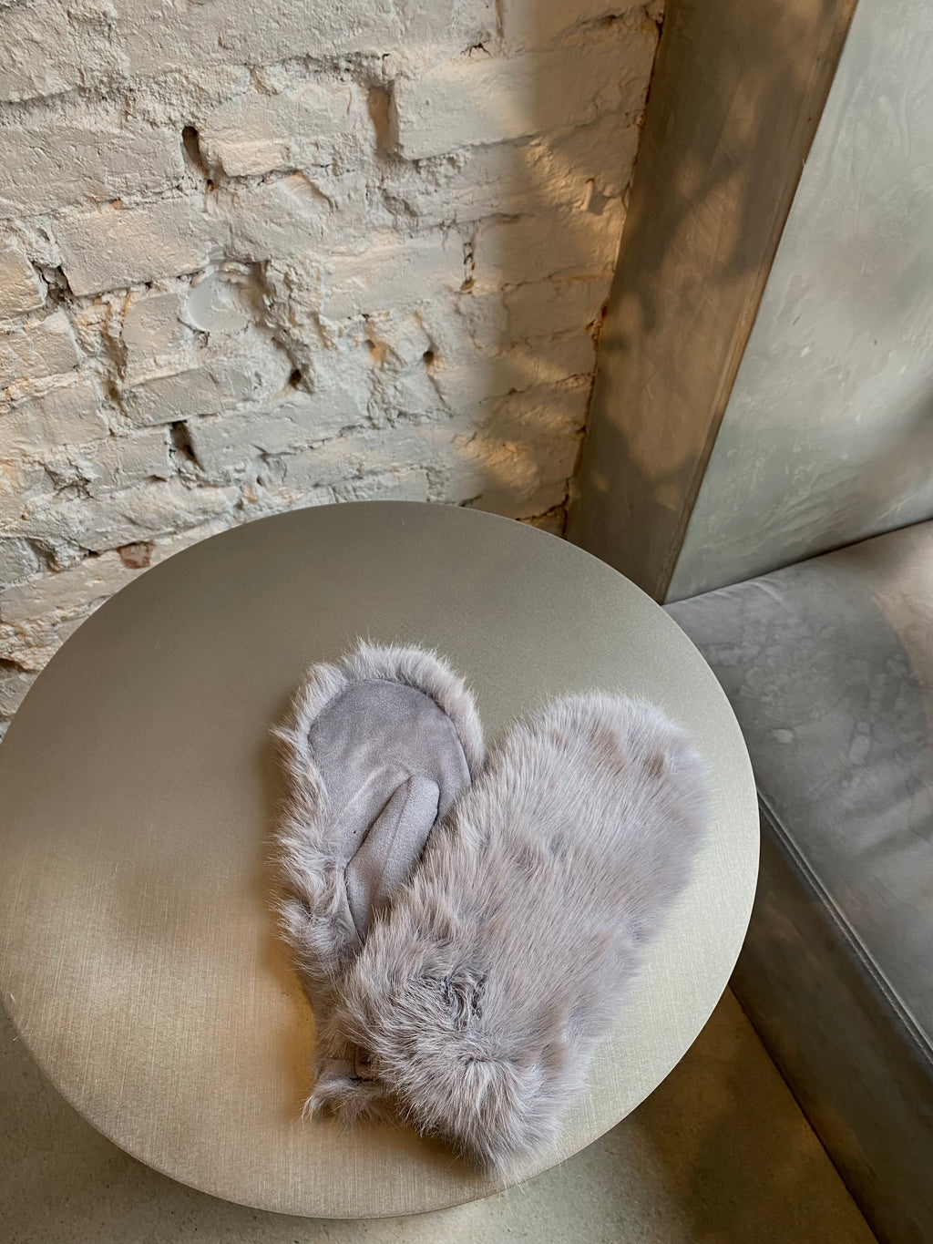 Šviesiai pilkos dirbtinio kailio kumštinės pirštinės “Light Grey Cozy Faux Fur Mittens”