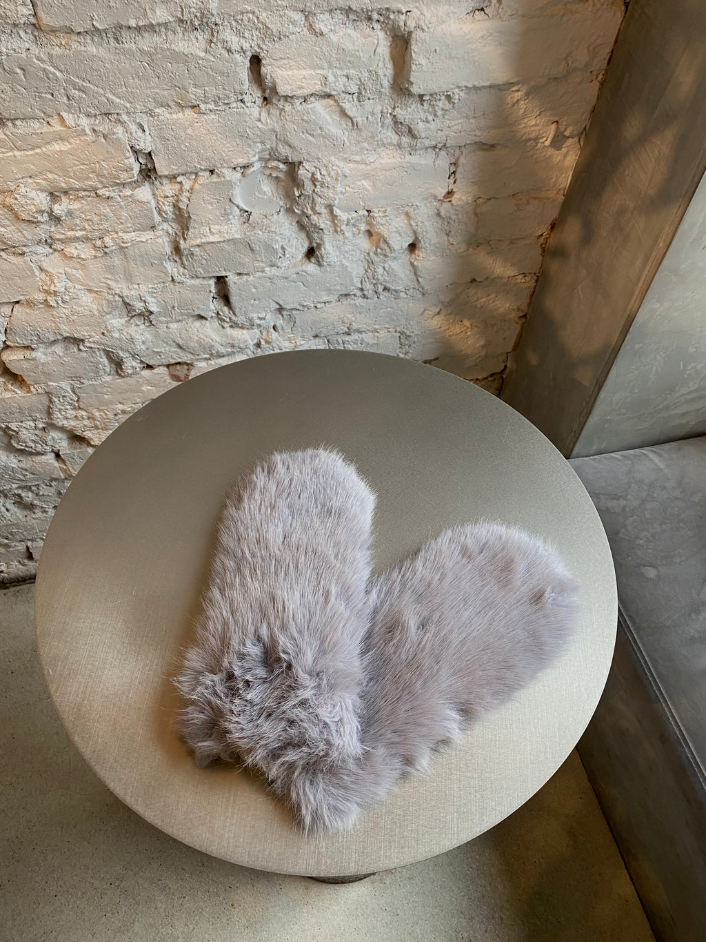 Šviesiai pilkos dirbtinio kailio kumštinės pirštinės “Light Grey Cozy Faux Fur Mittens”