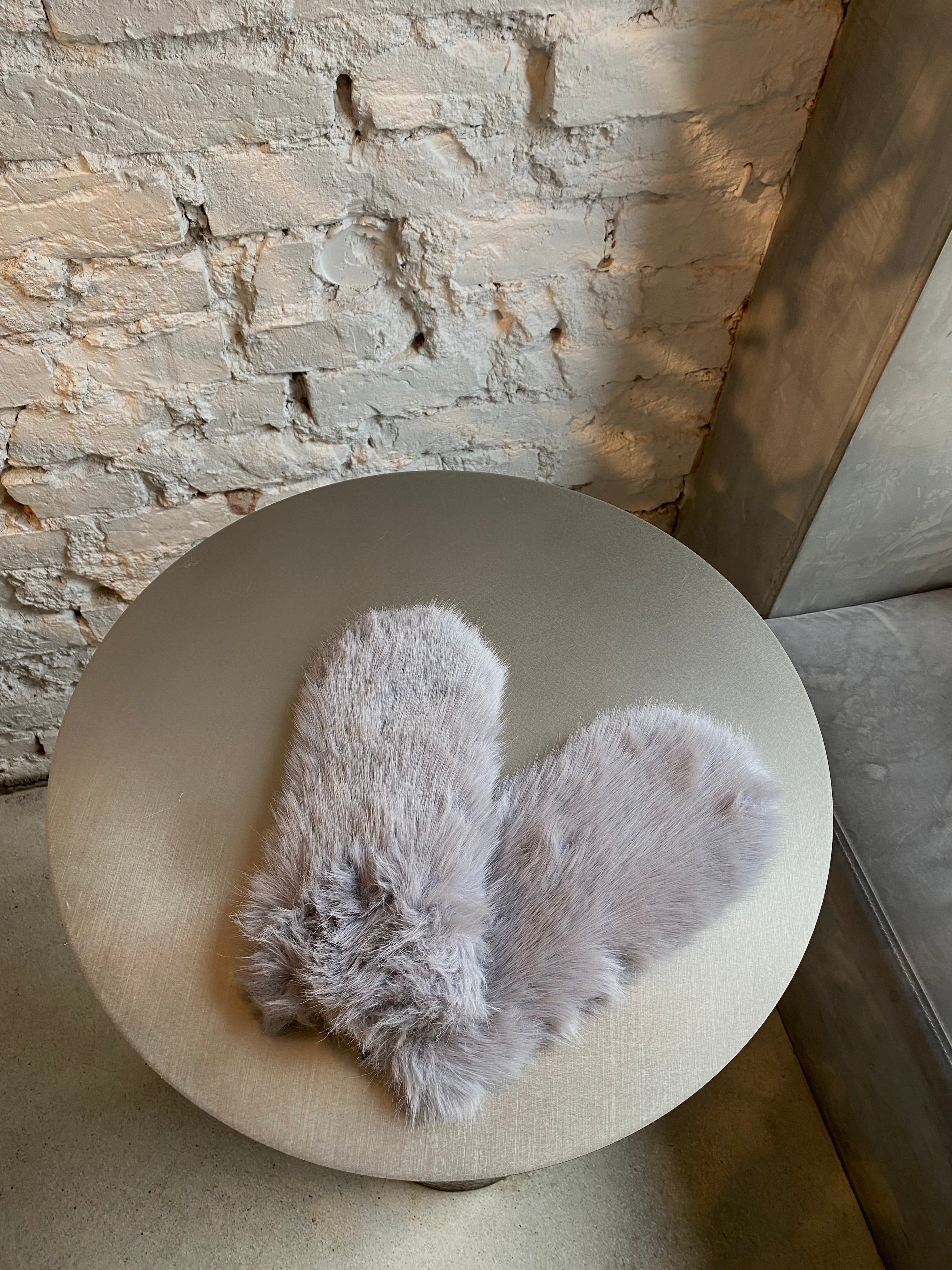 Šviesiai pilkos dirbtinio kailio kumštinės pirštinės “Light Grey Cozy Faux Fur Mittens”