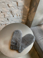 Tamsiai pilkos dirbtinio kailio kumštinės pirštinės “Dark Grey Cozy Faux Fur Mittens”