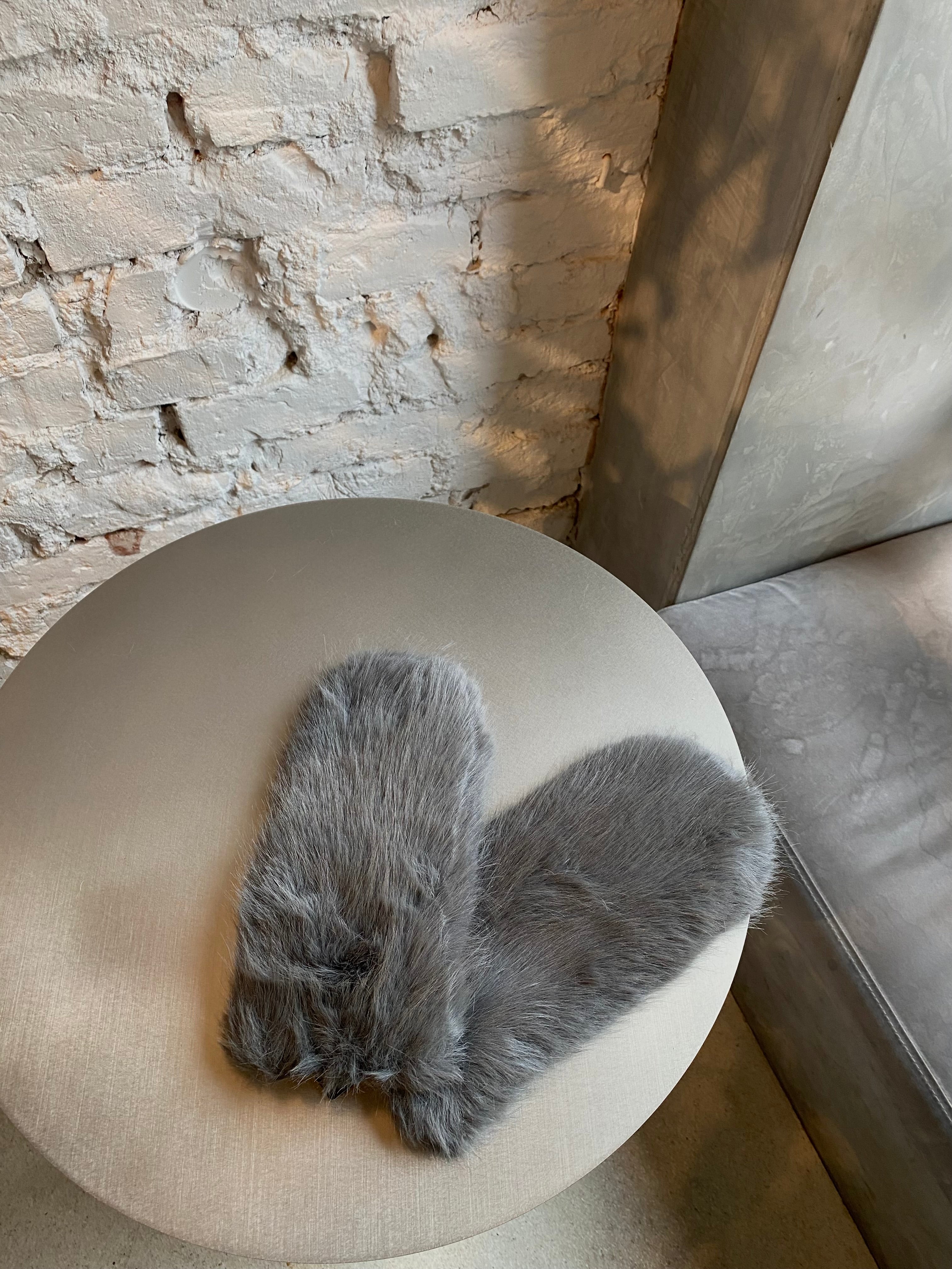 Tamsiai pilkos dirbtinio kailio kumštinės pirštinės “Dark Grey Cozy Faux Fur Mittens”