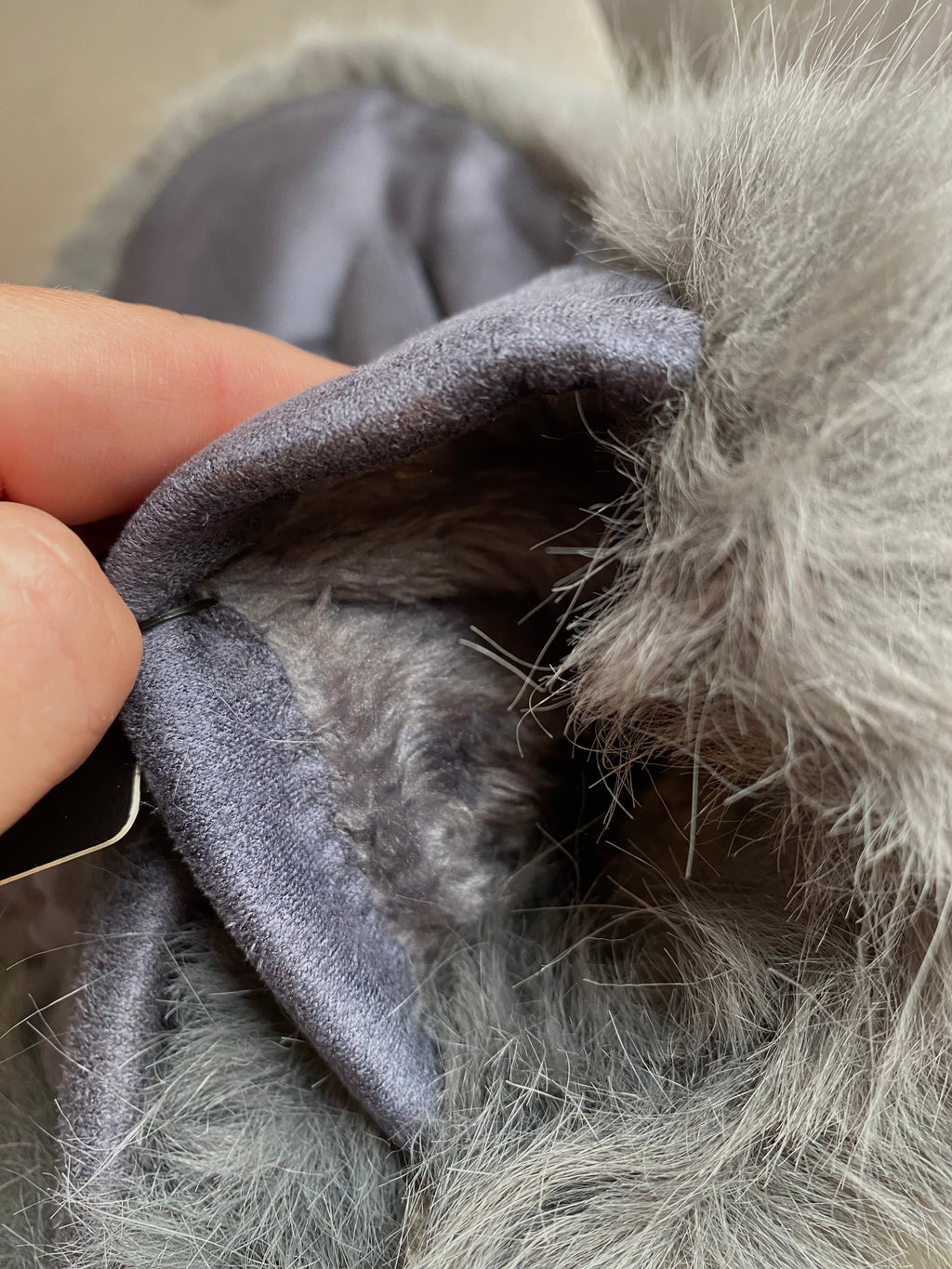 Tamsiai pilkos dirbtinio kailio kumštinės pirštinės “Dark Grey Cozy Faux Fur Mittens”