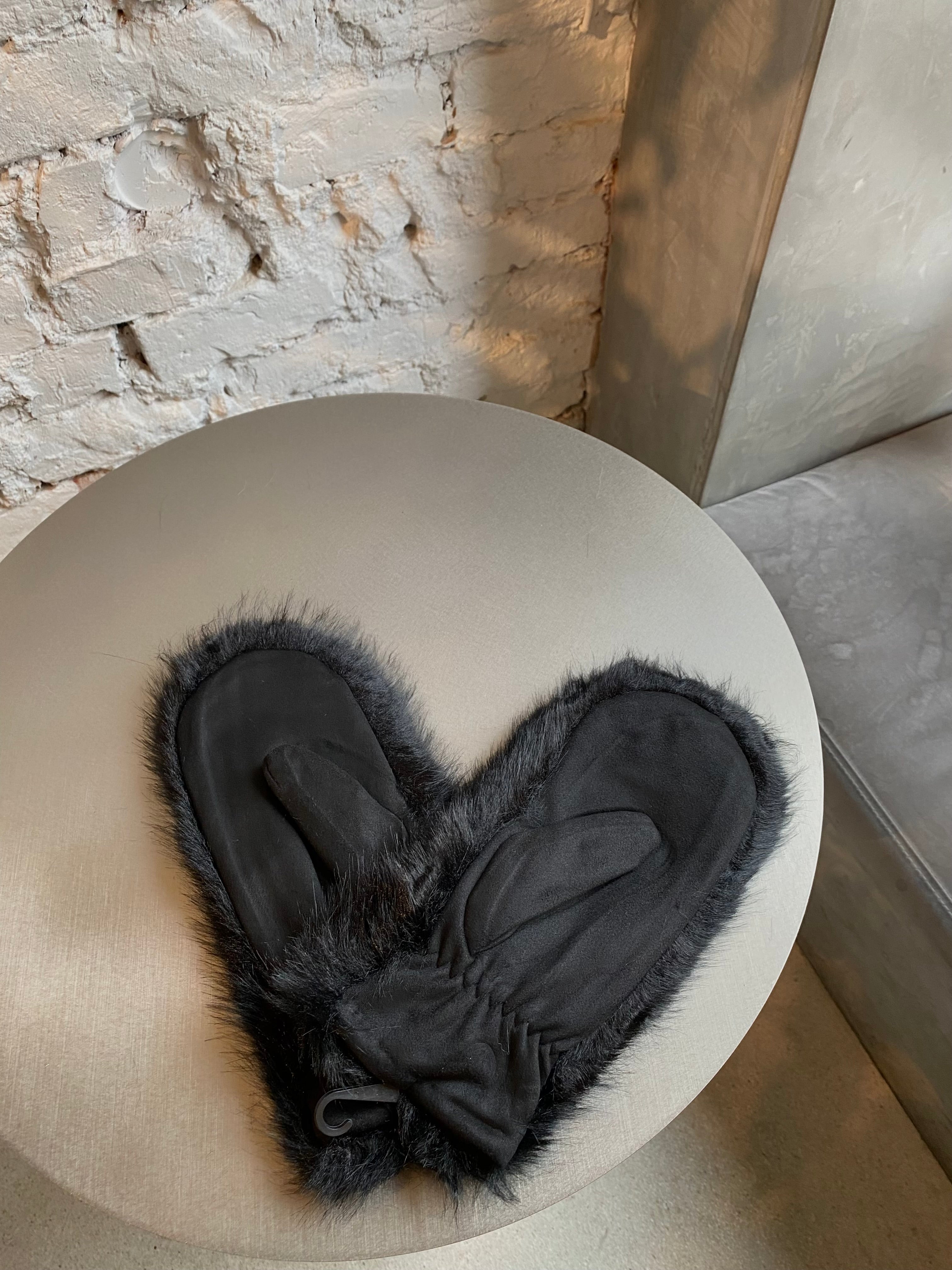 Juodos dirbtinio kailio kumštinės pirštinės “Black Cozy Faux Fur Mittens”