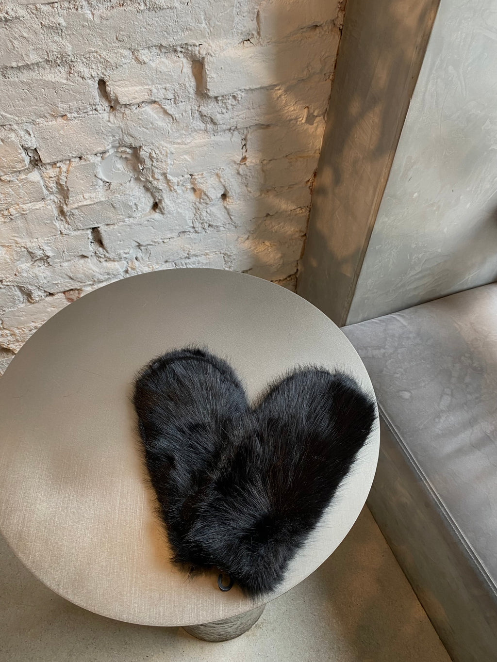 Juodos dirbtinio kailio kumštinės pirštinės “Black Cozy Faux Fur Mittens”