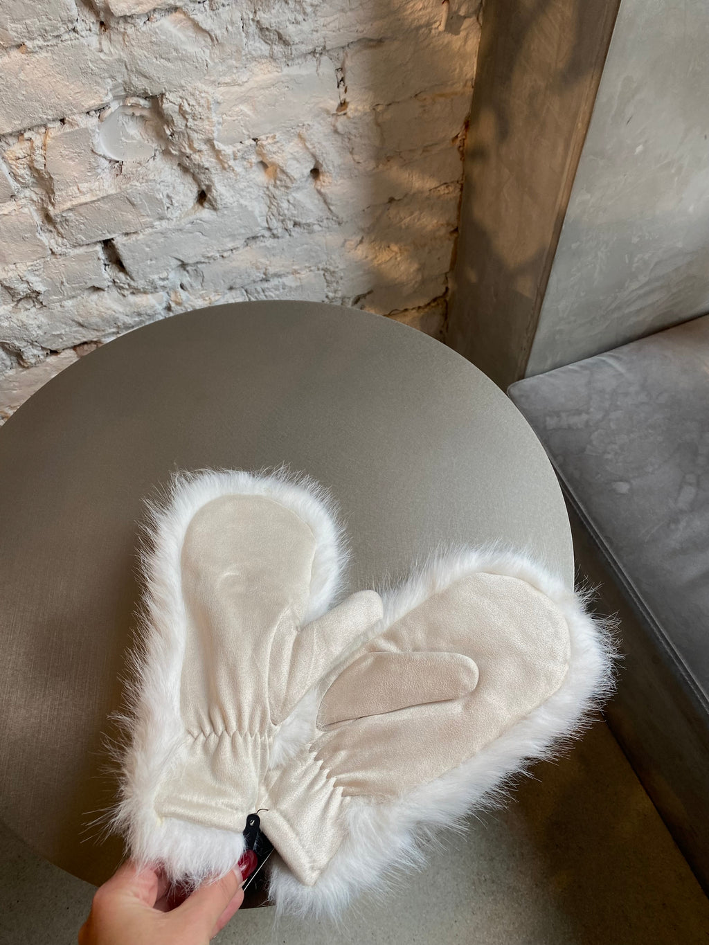 Kreminės dirbtinio kailio kumštinės pirštinės “Cream Cozy Faux Fur Mittens”