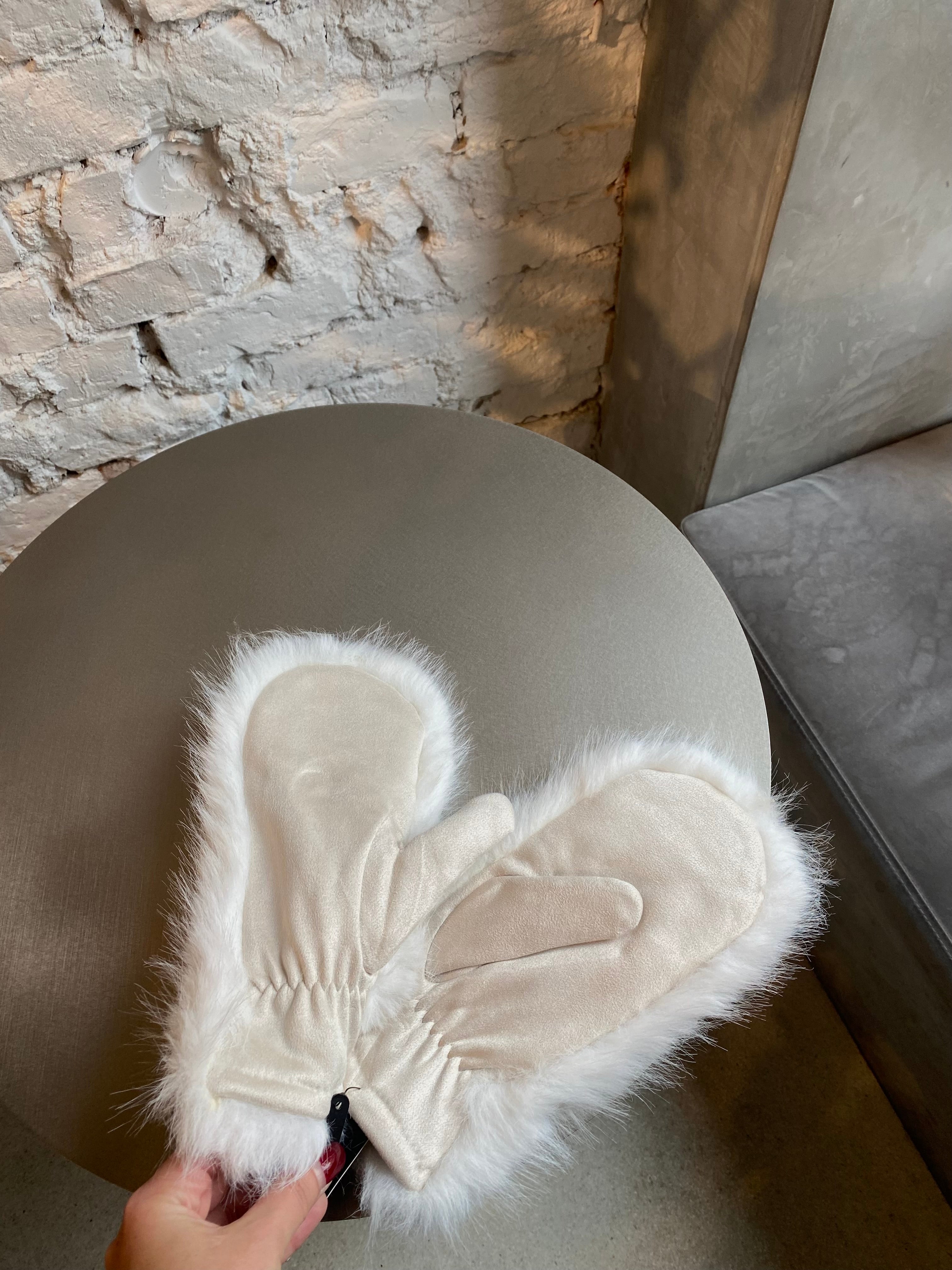 Kreminės dirbtinio kailio kumštinės pirštinės “Cream Cozy Faux Fur Mittens”