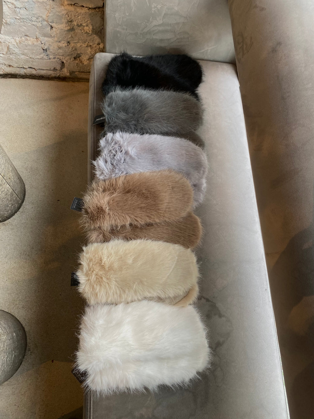 Kreminės dirbtinio kailio kumštinės pirštinės “Cream Cozy Faux Fur Mittens”
