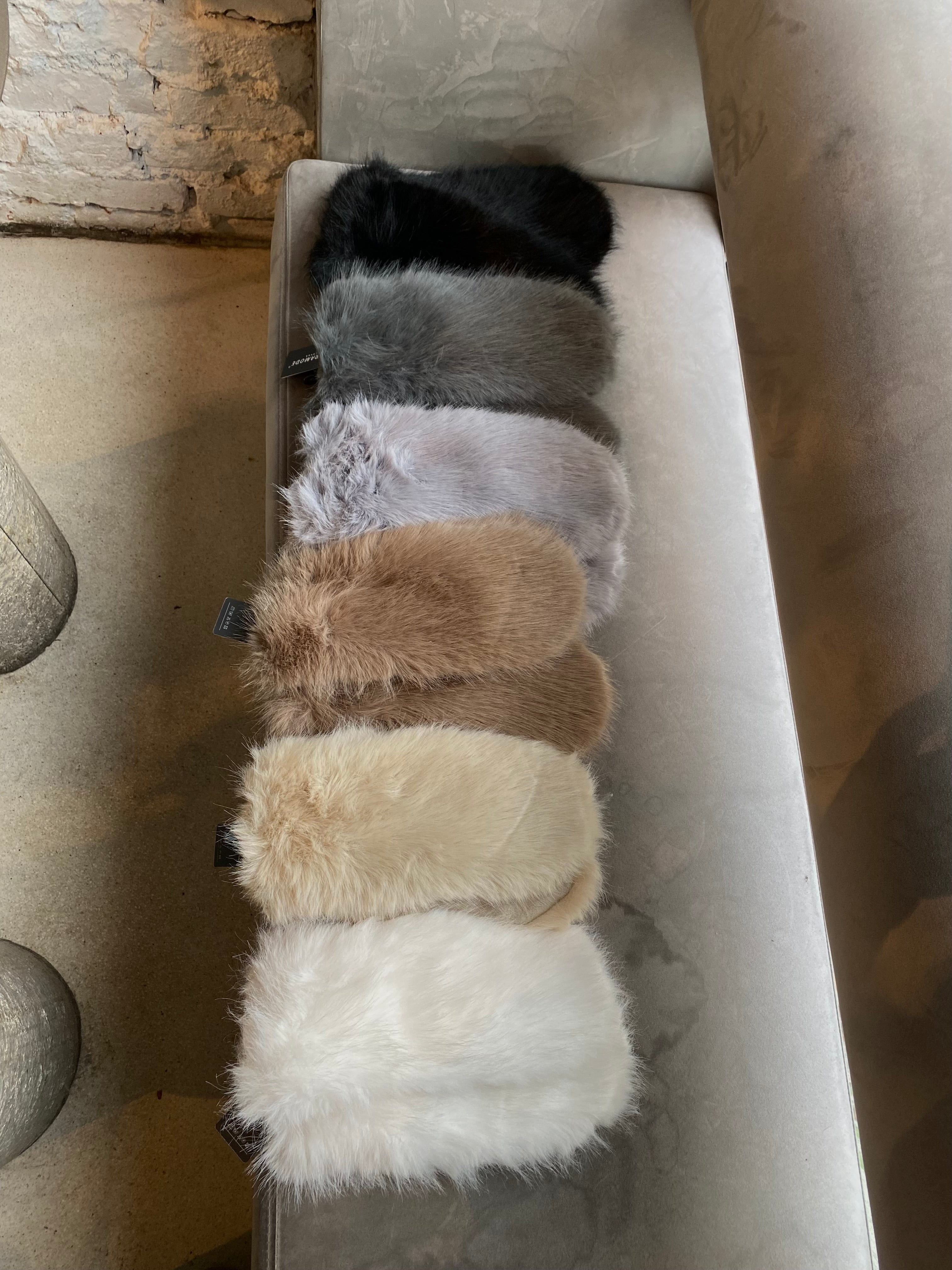 Šviesiai pilkos dirbtinio kailio kumštinės pirštinės “Light Grey Cozy Faux Fur Mittens”