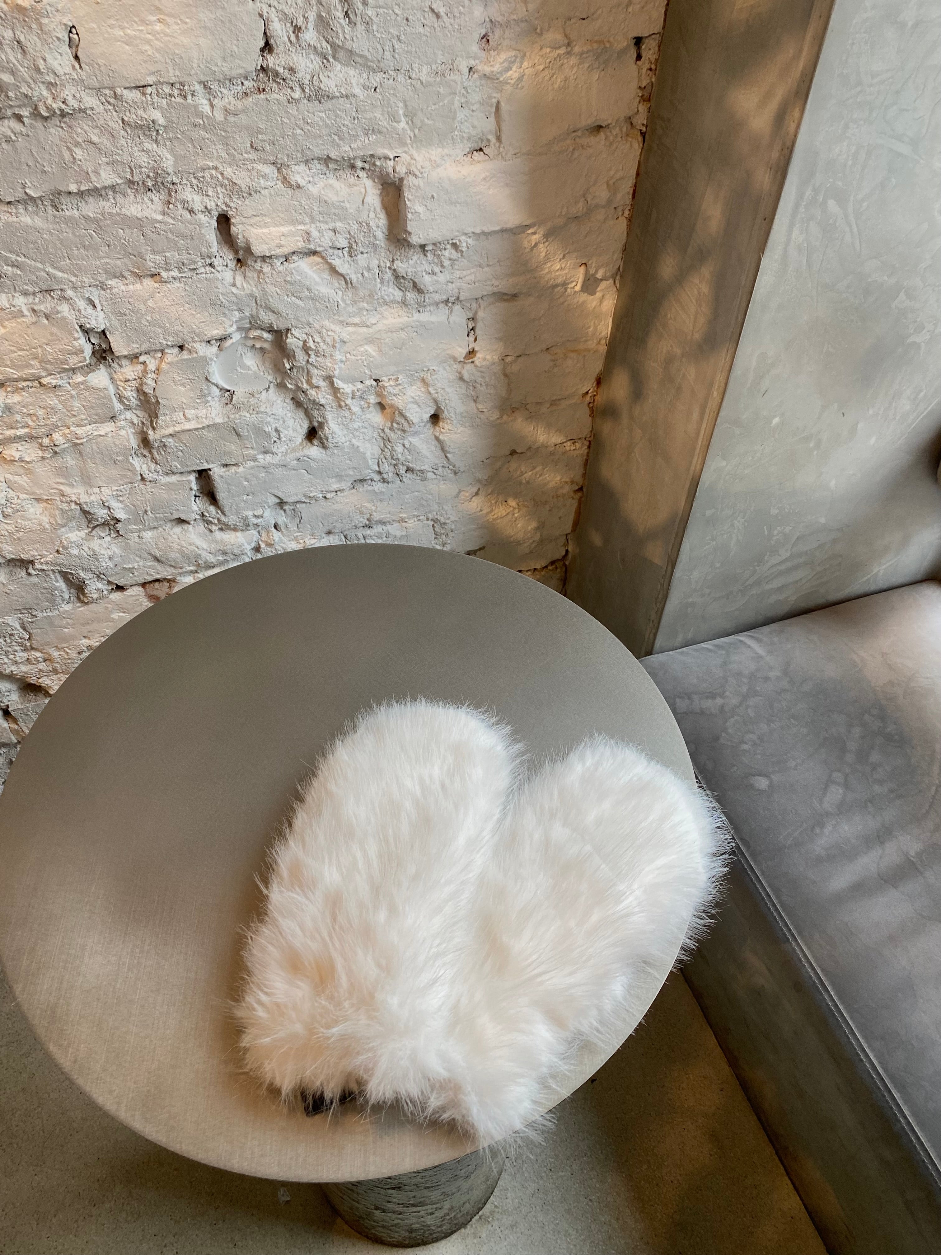 Kreminės dirbtinio kailio kumštinės pirštinės “Cream Cozy Faux Fur Mittens”