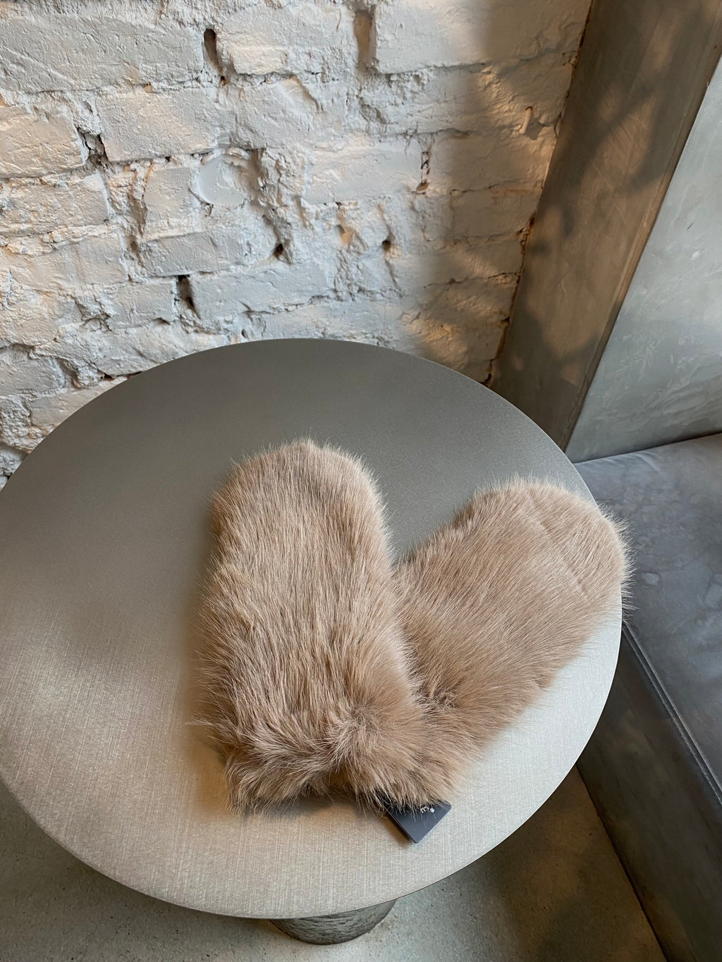 Rudos dirbtinio kailio kumštinės pirštinės “Brown Cozy Faux Fur Mittens”