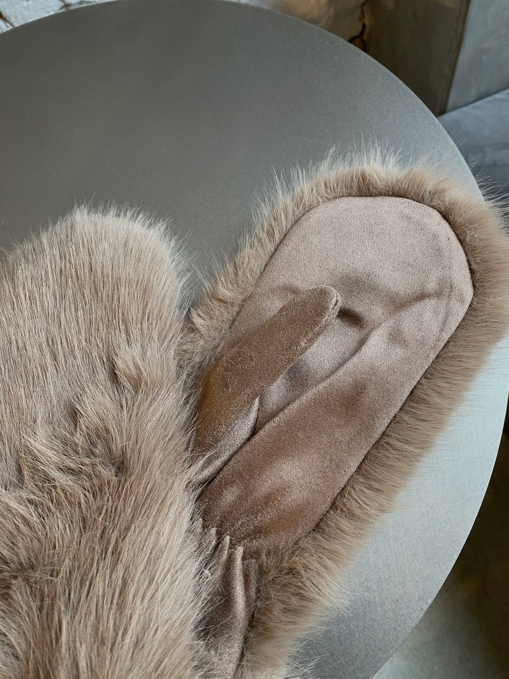 Rudos dirbtinio kailio kumštinės pirštinės “Brown Cozy Faux Fur Mittens”