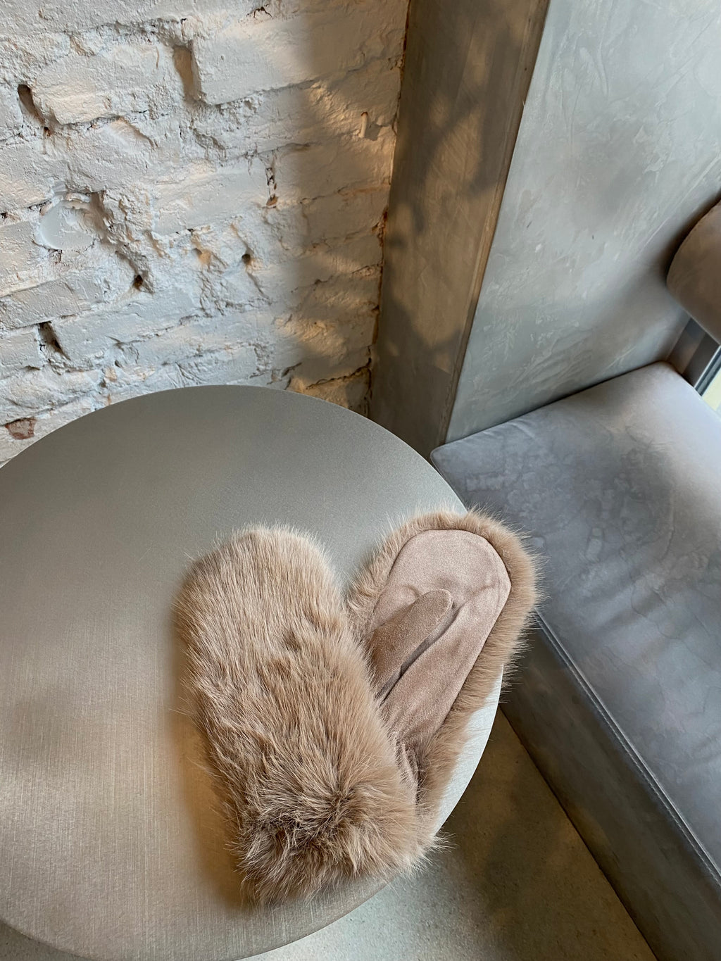 Rudos dirbtinio kailio kumštinės pirštinės “Brown Cozy Faux Fur Mittens”